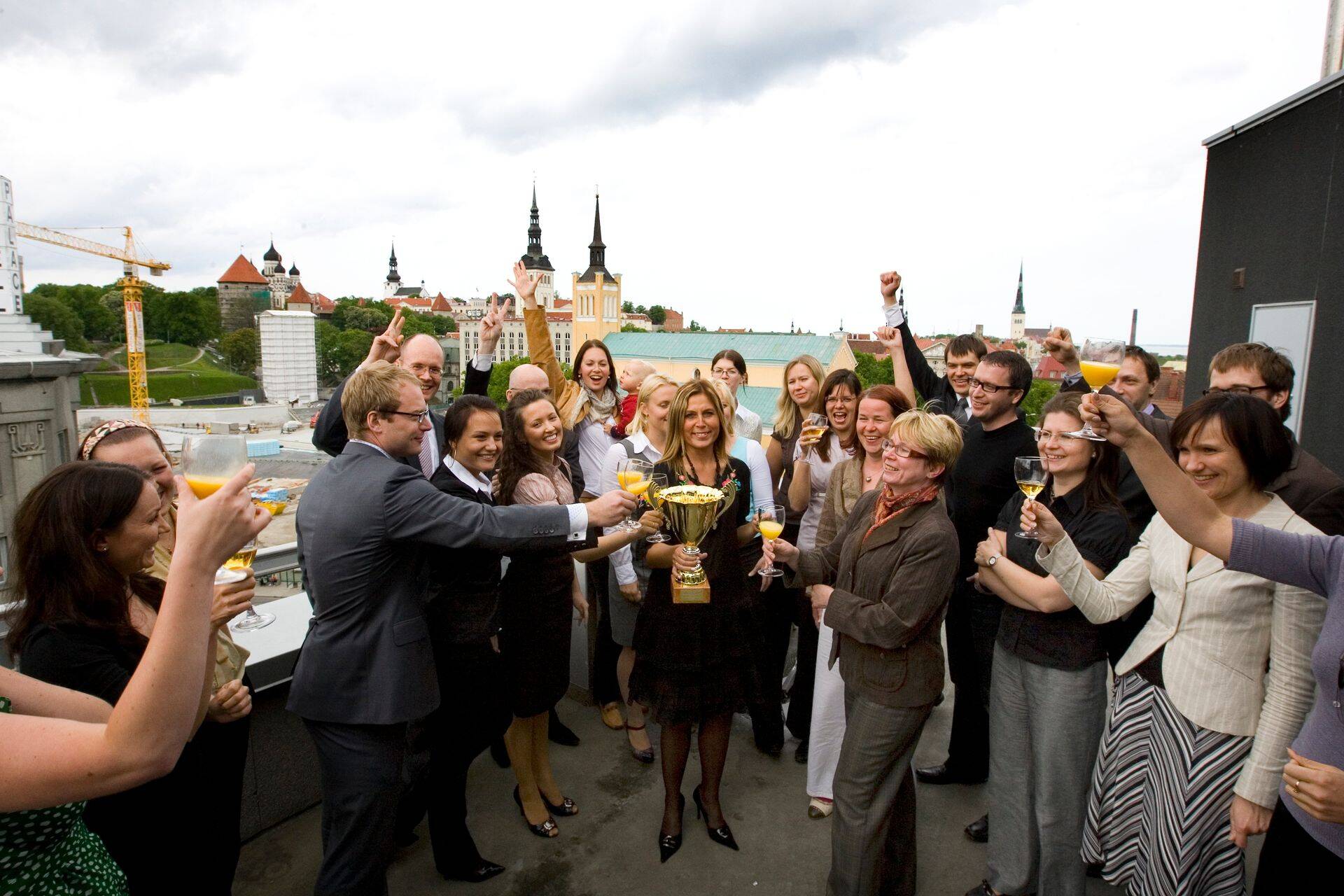 Advokaadibüroo Sorainen töötajad tähistamas 2009. aastal pere- ja töötajasõbraliku firma konkursi võitu.