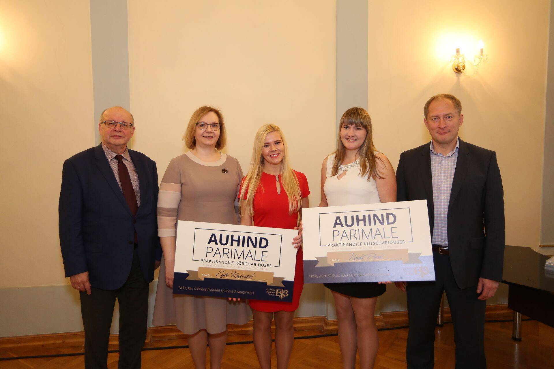 Fotol vasakult paremale EBS-i rektor Arno Almann, haridus- ja teadusminister Maris Lauri, kõrghariduse kategooria parim praktikant Egle Kadastik, kutsehariduse parim praktikant Kaidi Parv ja Eesti Tööandjate Keskliidu juhataja Toomas Tamsar.