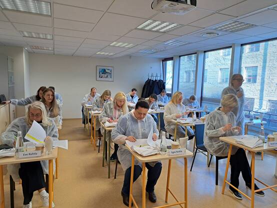 Konkursi hindamiskomisjon tööd tegema.