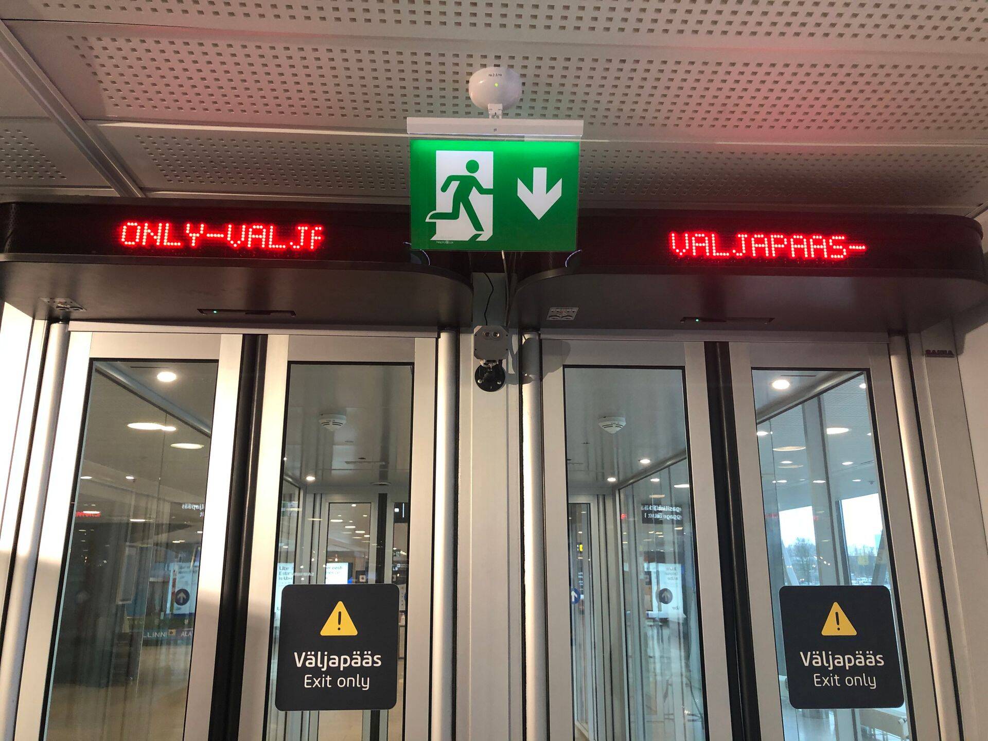 Kaamerad paigaldati väljupääsuväravate kohale, mida kõik riiki sisenevad reisijad läbivad.