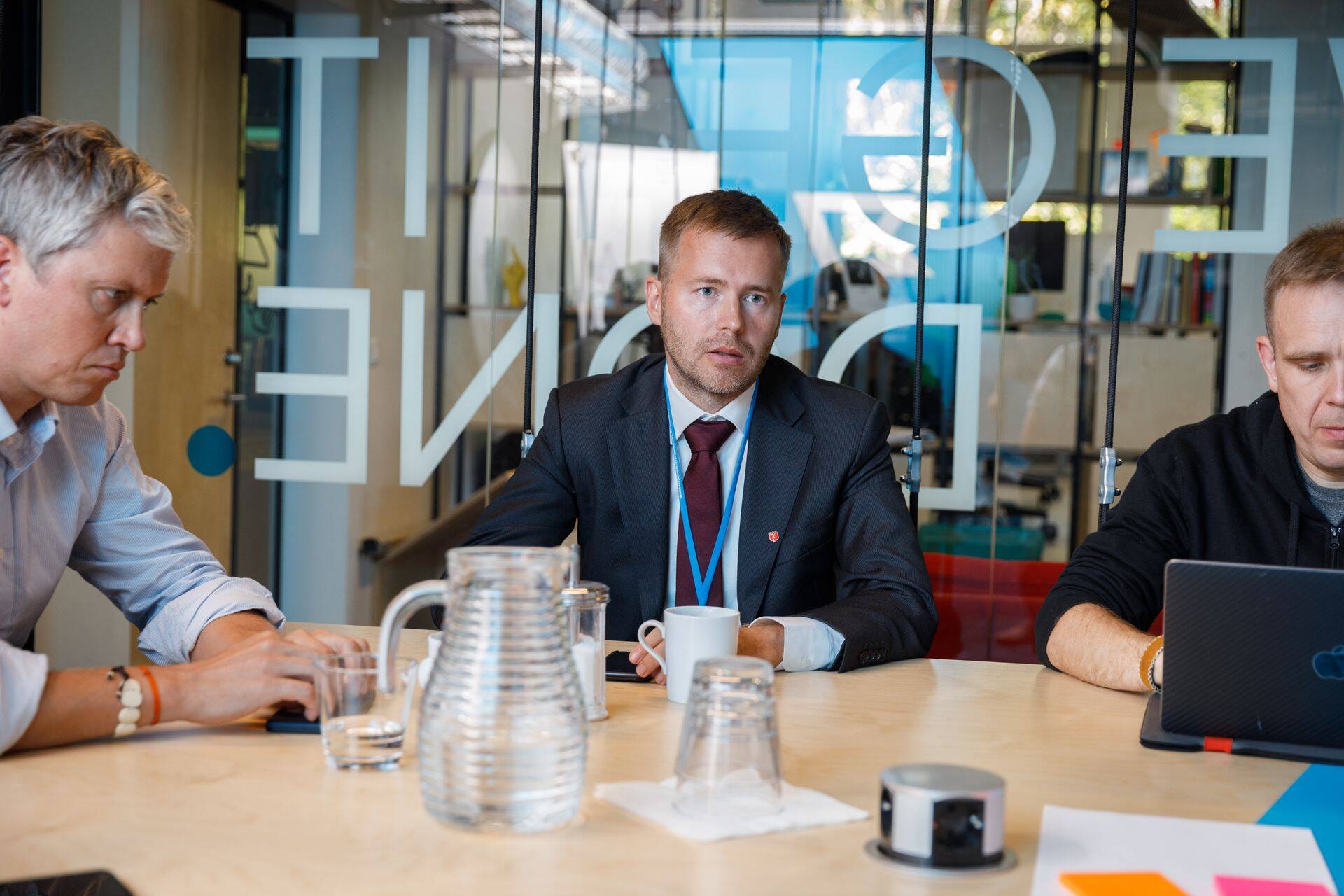 Ettevõtlusminister Rene Tammist (keskel) kolmapäeval Lift99s start-up-kogukonnaga kohtumas.