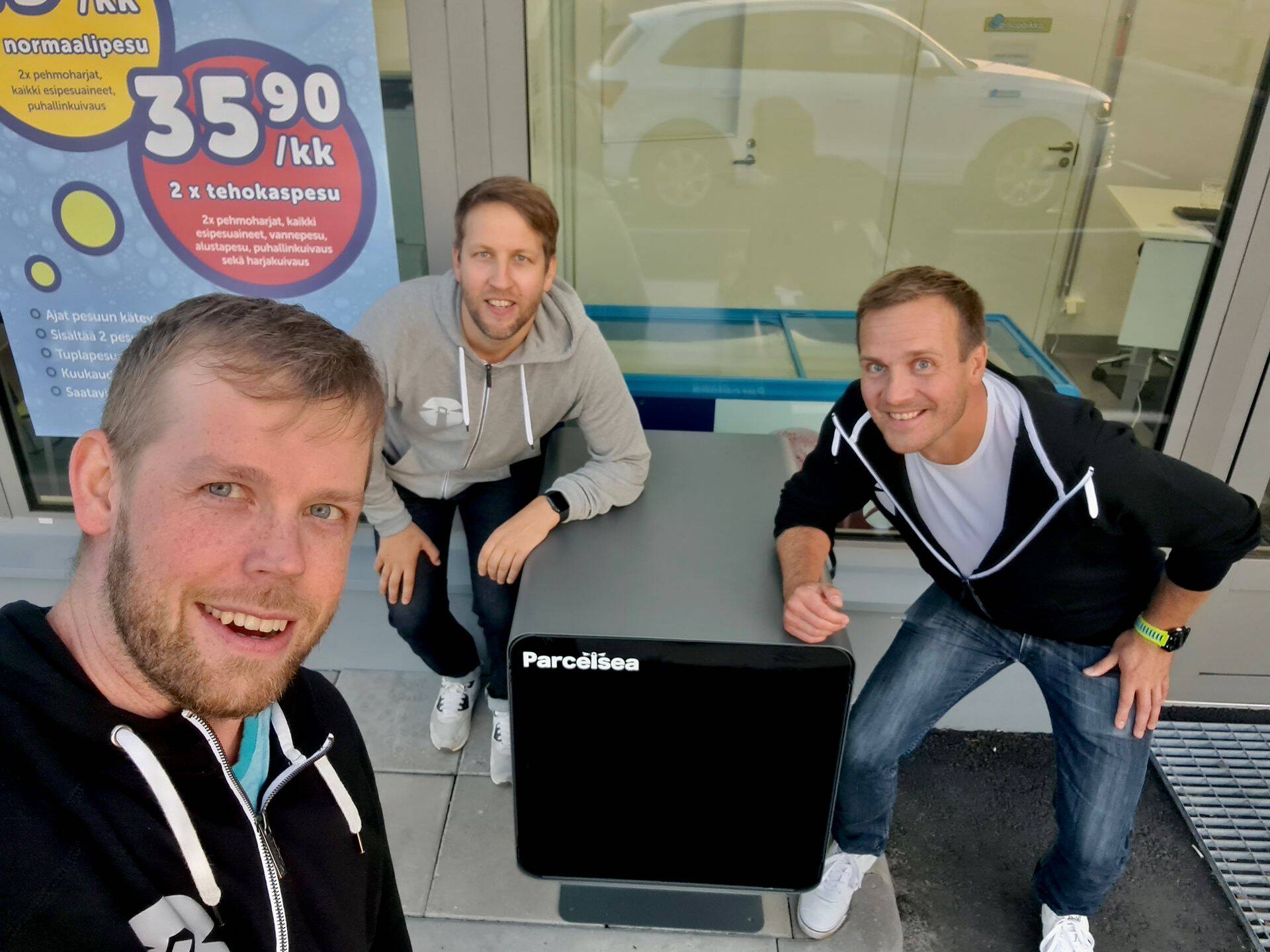 ParcelSea kaasasutajad Tanel Raun ja Andres Sampka ning uus müügijuht Petteri Heiman Soomes oma esimese nutipostkasti juures.