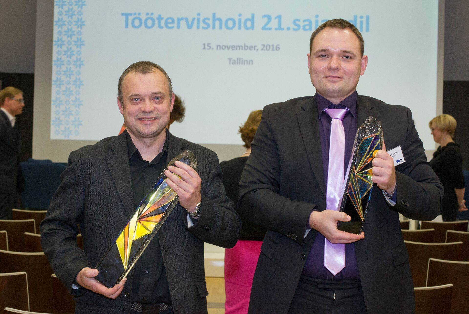 Auhinnad võtsid vastu Harju Elekter Teletehnika ASi juhatuse liige Andre Koit ning Saku Metall ASi töökeskkonna- ja personalispetsialist Vladimir Šarõi(paremal).
