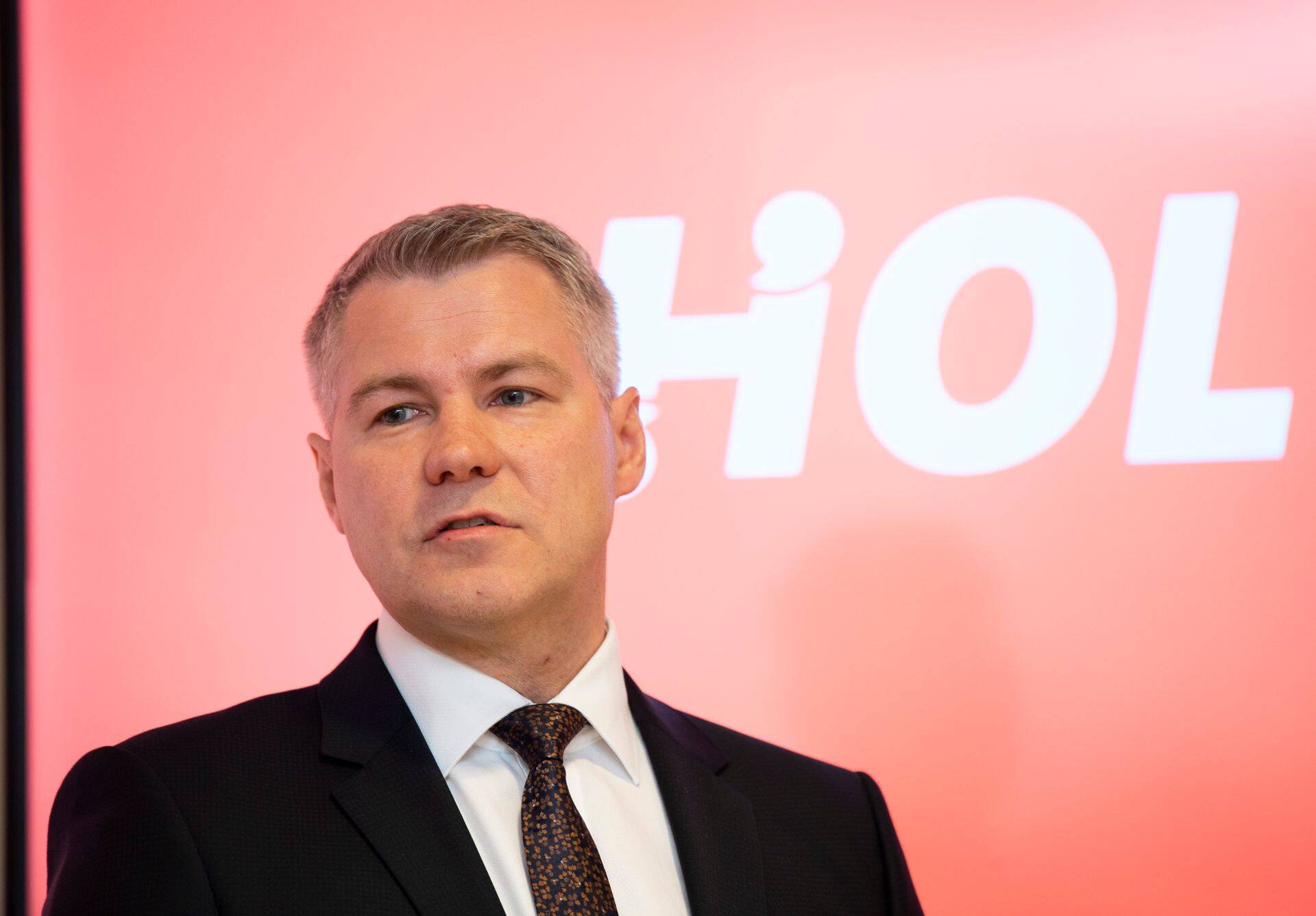Holm Banki juht Indrek Julge selgitas, et Holm Bank jätkab endiselt ka Liisi kaubamärgi all järelmaksu, krediitkaardi ja väikelaenu pakkumist.