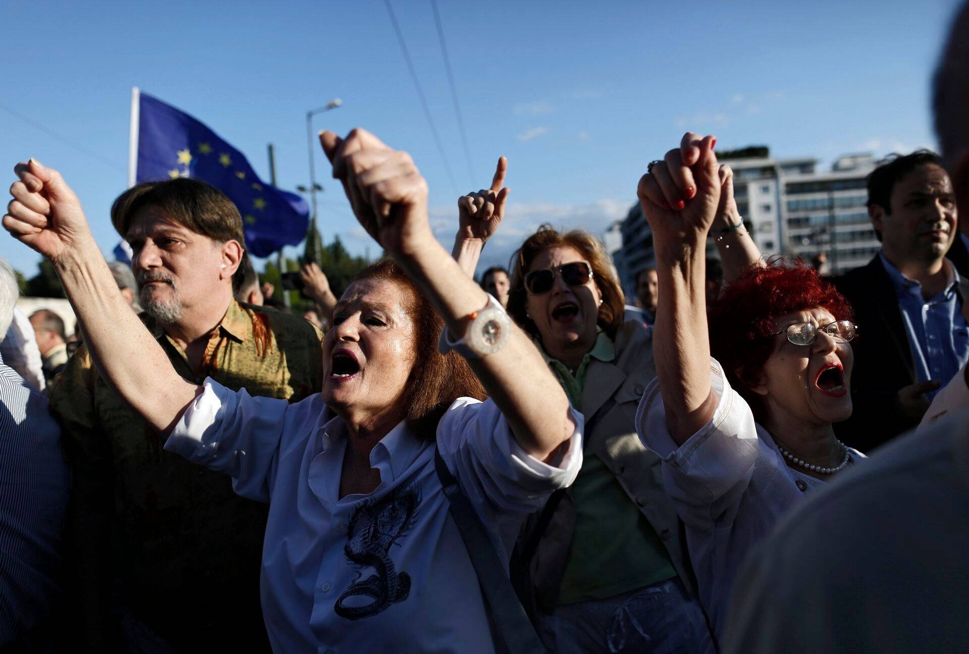 Hoolimata sellest, et kreeklased on neile laenatud rahast kätte saanud kümendiku, avaldatakse meelt Euroopa Liitu jäämise eest.