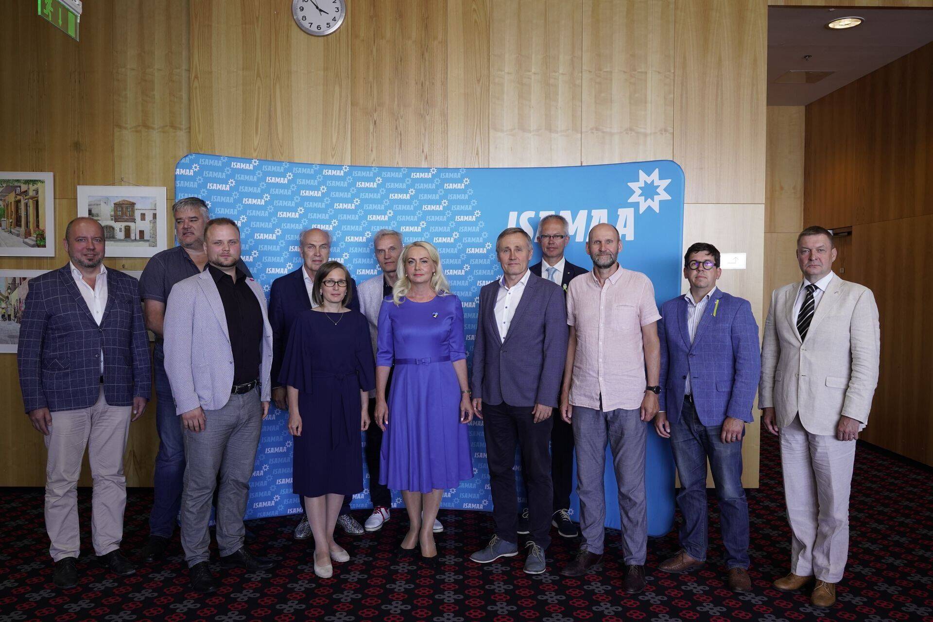 Isamaa подтвердила своих кандидатов в министры. Кристьян Ярван (третий слева) станет министром предпринимательства и информационных технологий, Леа Данилсон-Ярг (пятая слева) станет министром юстиции, Рийна Солман (в центре, в синем) станет министром государственного управления. Стоящий рядом с ней Тынис Лукас станет министром образования и науки. Урмас Рейнсалу получит портфель министра иностранных дел.