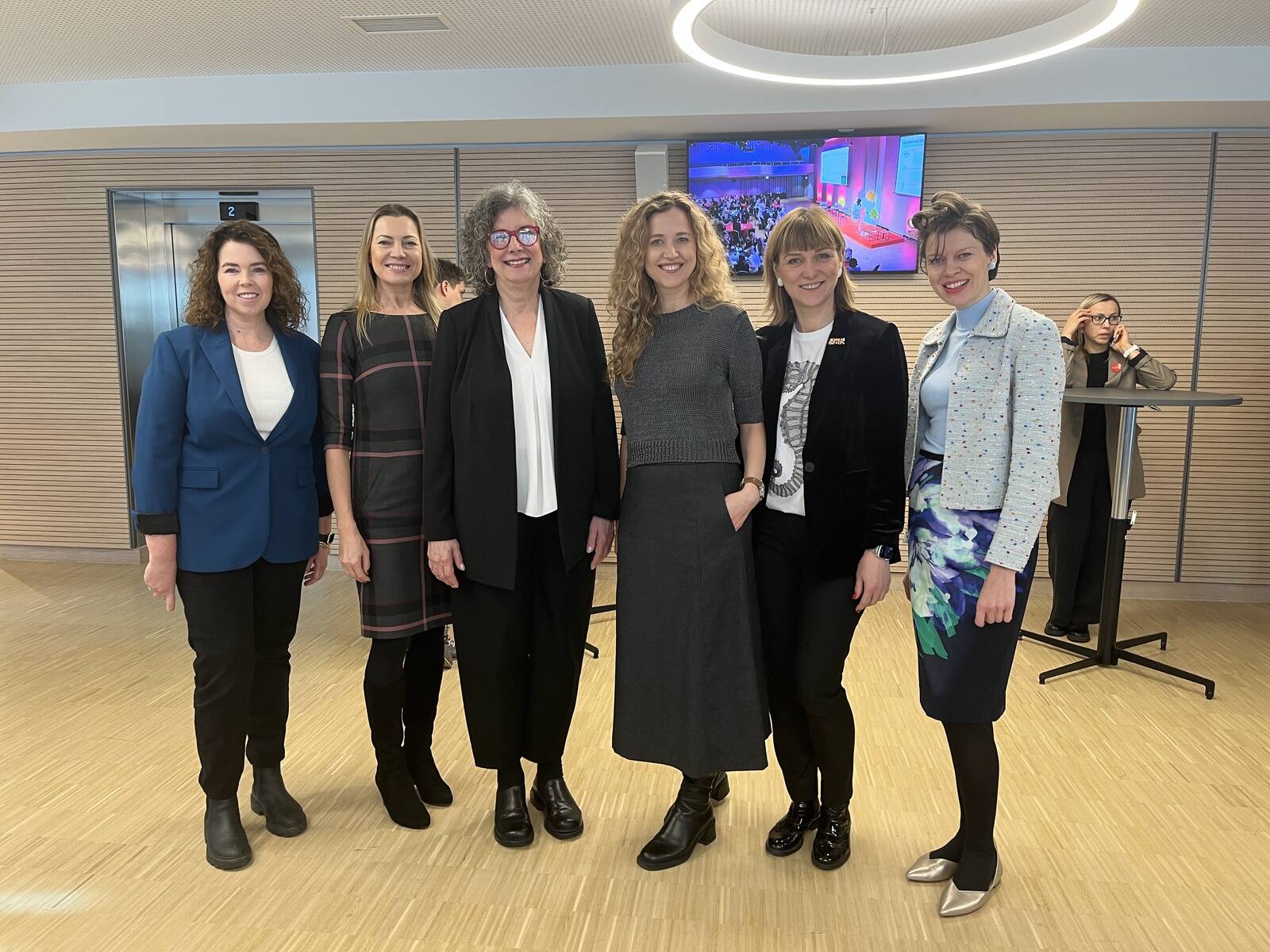 Eesti delegatsioon koos Linda Scottiga.