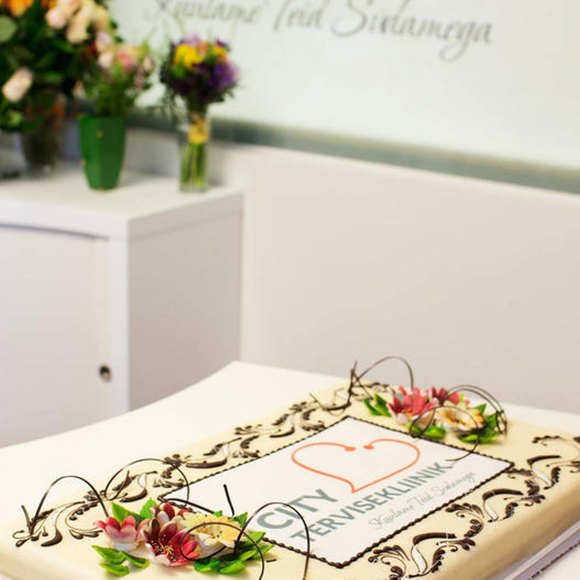 Kliiniku 7. sünnipäeva tähistamise tort.