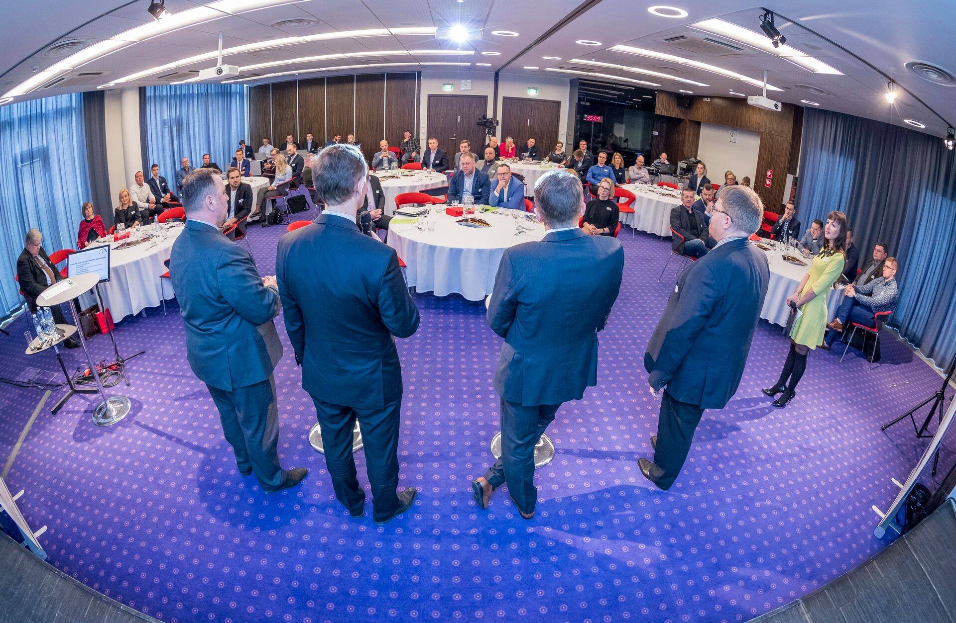 Poliitikud aru andmas.