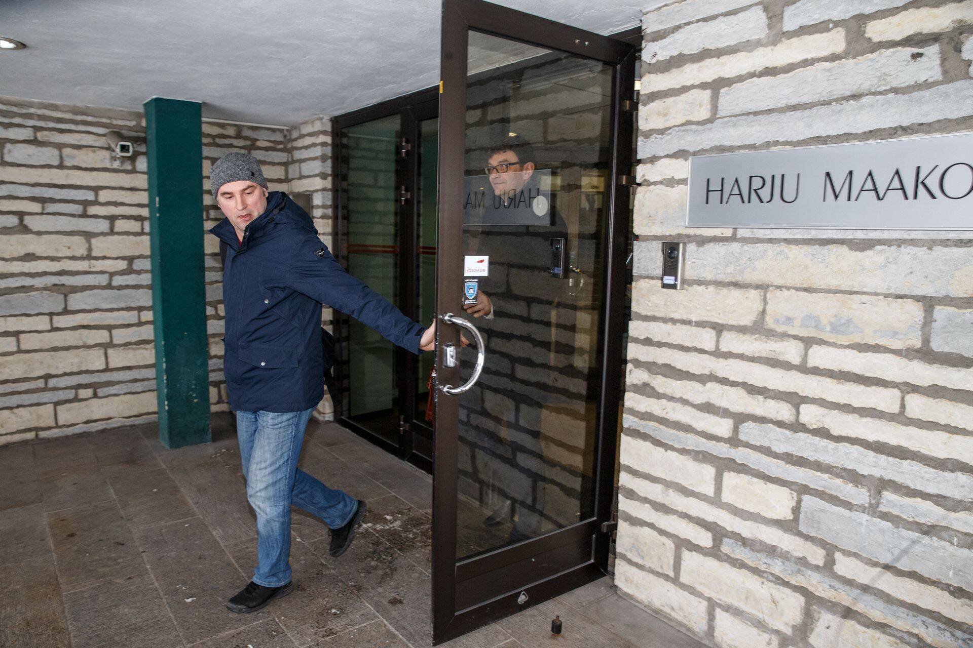 Ivo Voor (ees) väljus jaanuaris kohtumajast kommentaare andmata, seda tegi tema advokaat Martin Traat (taga).