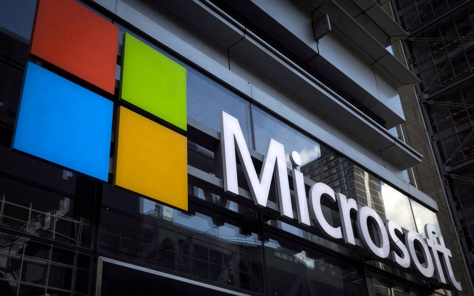 Microsoft akcijas otrreizējā tirgū kritās par vairāk nekā 2%.