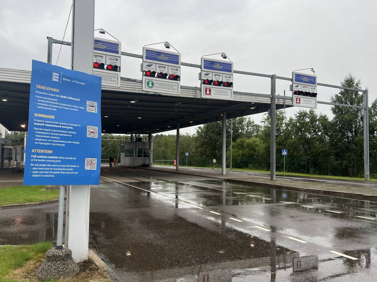 Пока мы ждем, когда приедет грузовик из России, итальянки наперебой расспрашивают Кайри: как проходят проверки, что изменилось с введением санкций, чем грозит их нарушение и много ли нарушителей уже поймали.