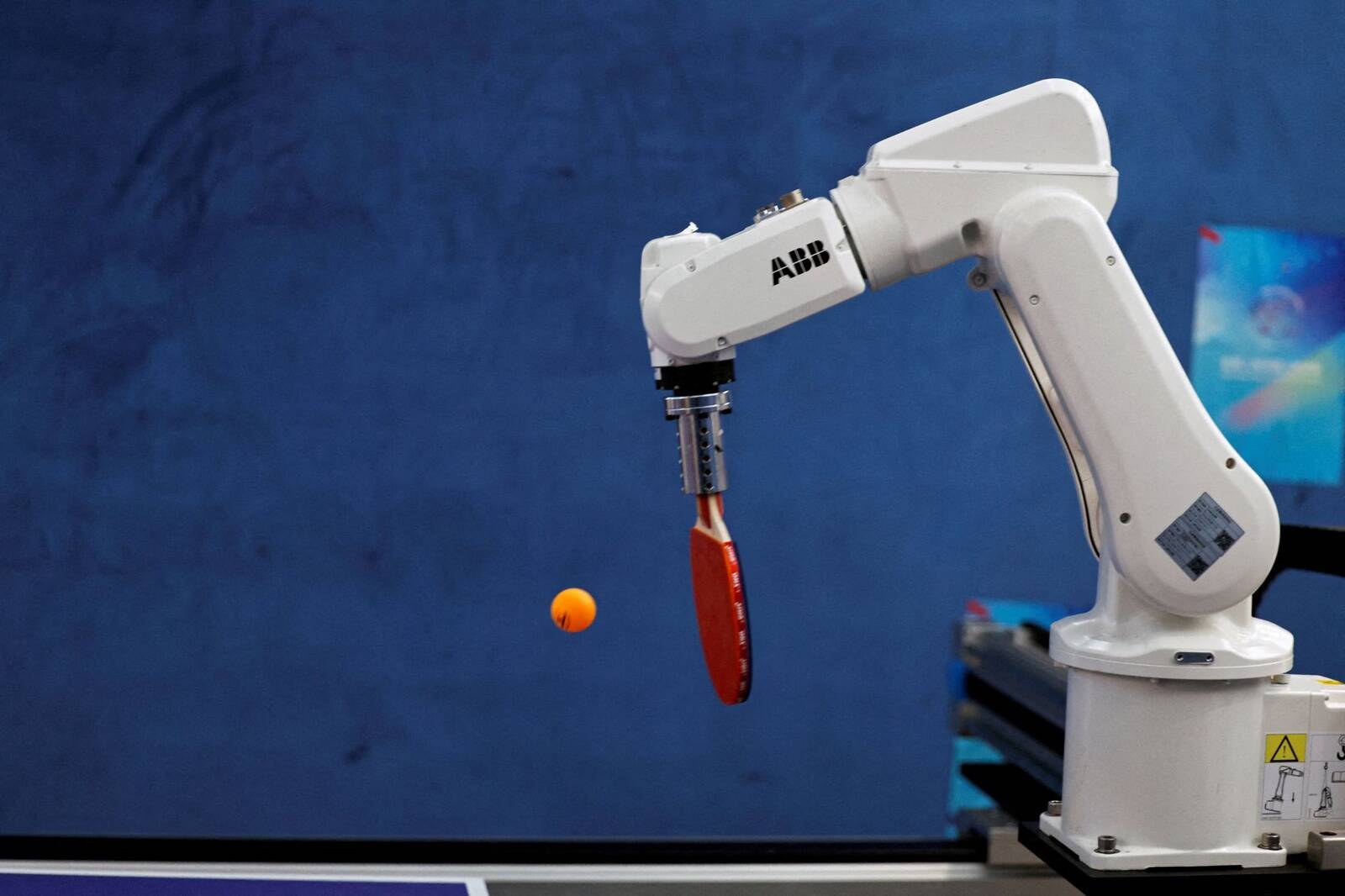Eestiski tehaseid omav ABB kaalus algselt robootikaäri eraldamist iseseisvaks ettevõtmiseks, kuid nüüd otsustati müügitehingu kasuks. Fotol on näha ABB robotit mängimas lauatennist tänavu augustis humanoidrobotite maailmamängudel.