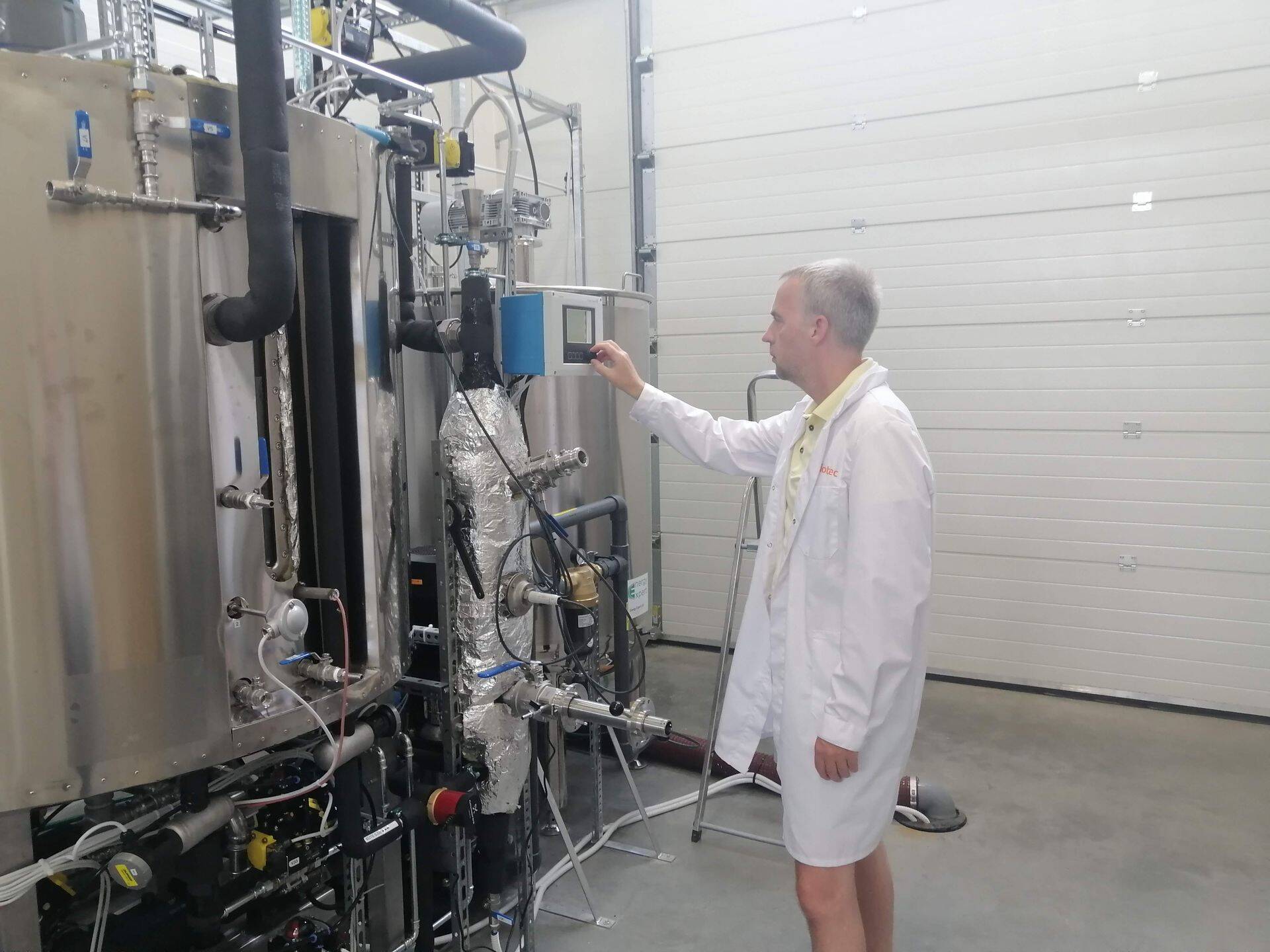 BioteTeci teadusjuht Priit Jõers kontrollib protsessi. Piloottootmise mahud võimaldavad tehnoloogiat üle kanda ka tööstuslikkesse mõõtmetesse.