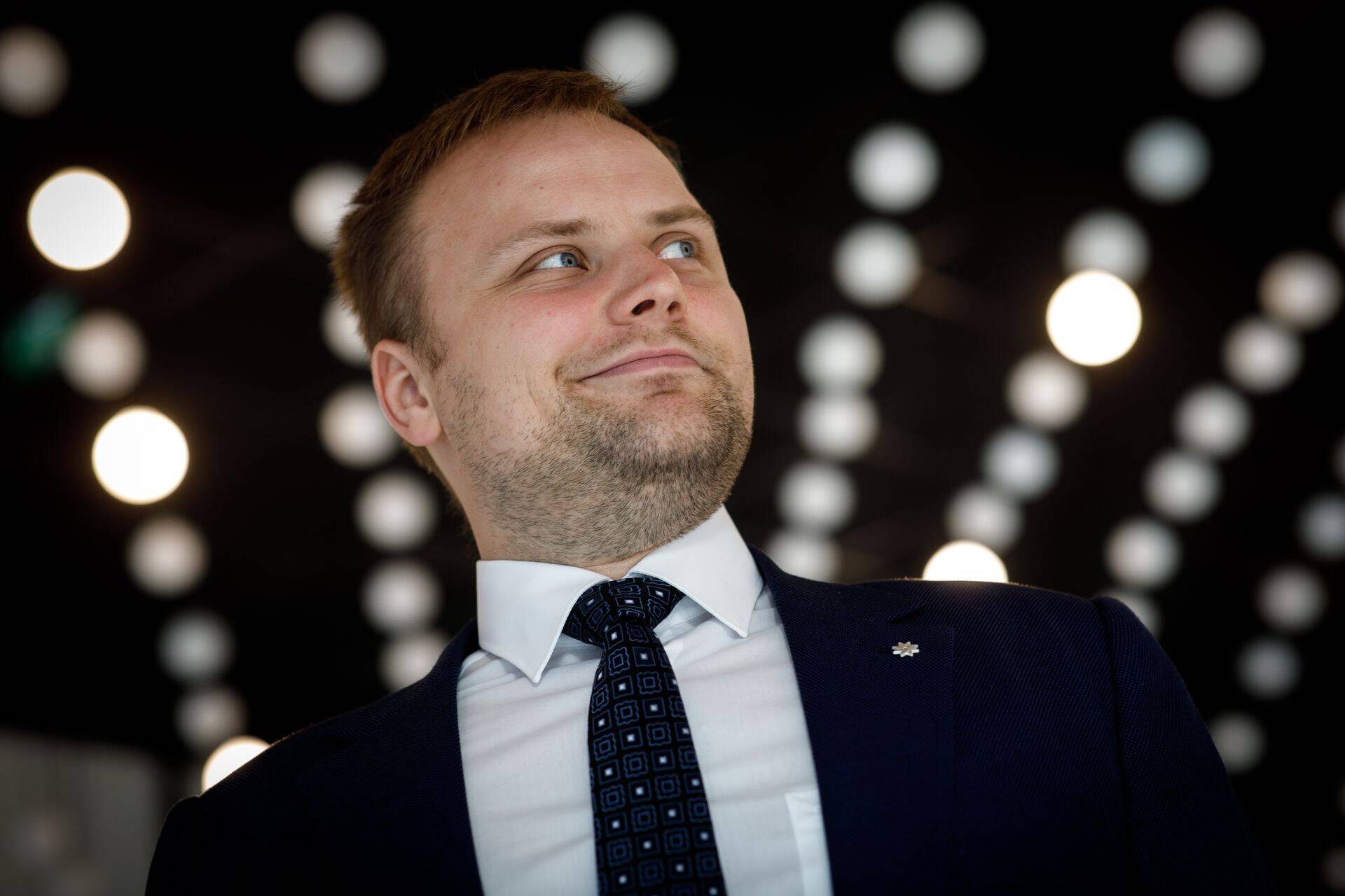 Ettevõtlusministri Kristjan Järvani sõnul on infotahvlite meede tuhat korda odavam kui meetmed, mida ettevõtjad energiakriisis tahtsid. Odav on meede küll, kuid tööandjad kahtlevad selle tarbekuses.