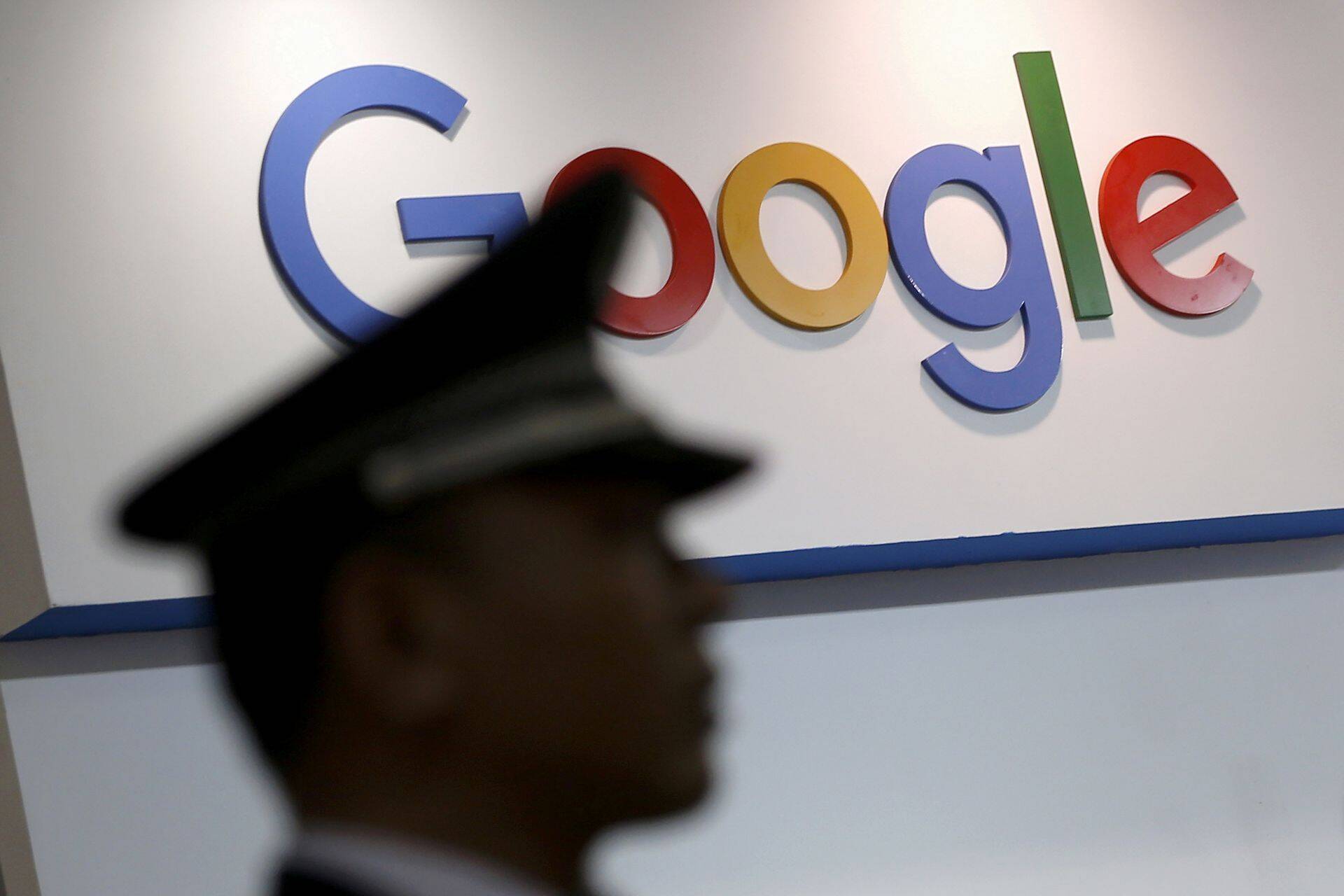Valvur kõnnib mööda Google´i logost Shanghais.