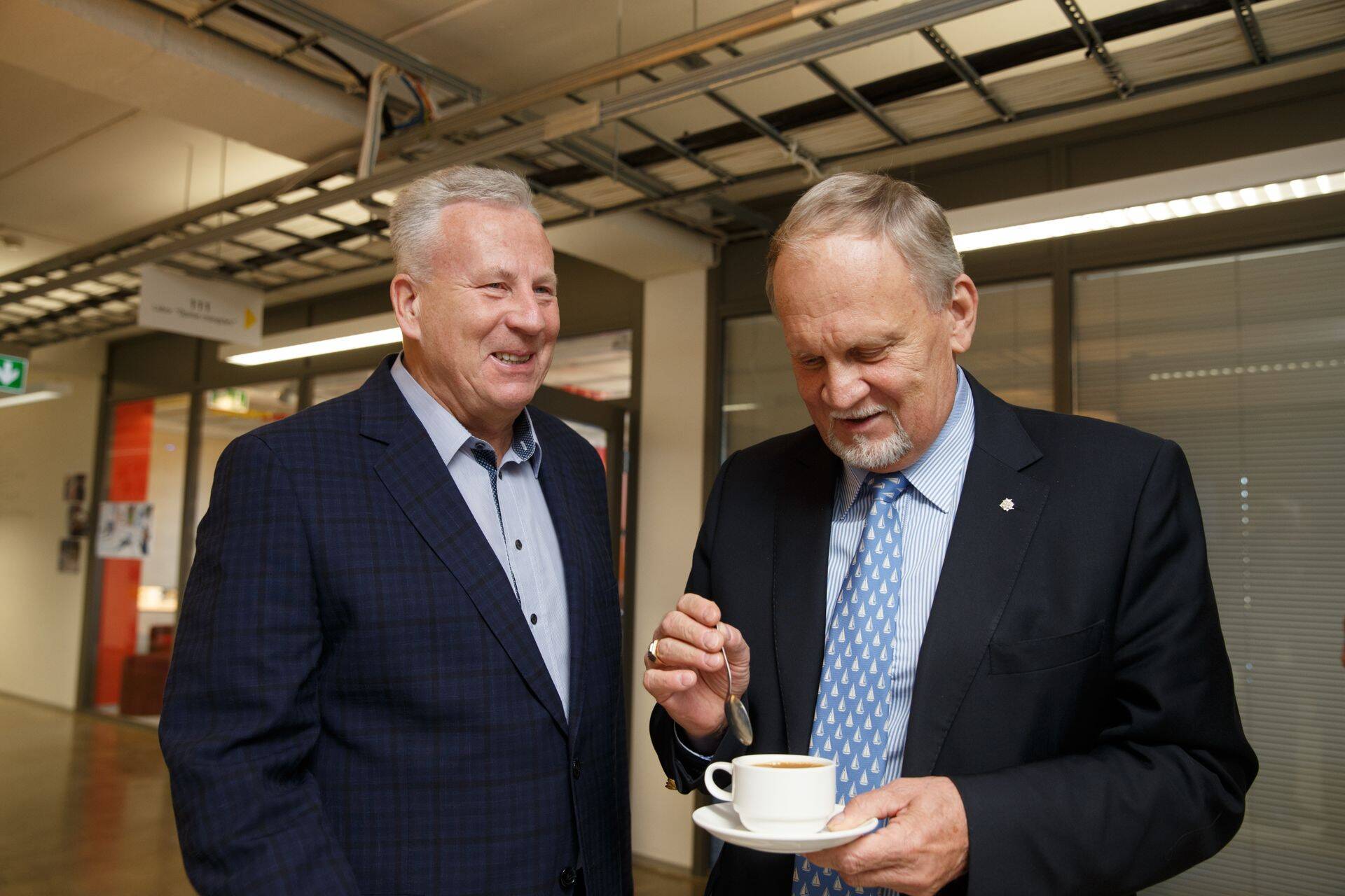 Arvo Sarapuu (vasakul) ning tollane Tallinna linnavolikogu esimees Kalev Kallo 2015. aastal Keskerakonna üldkogul.