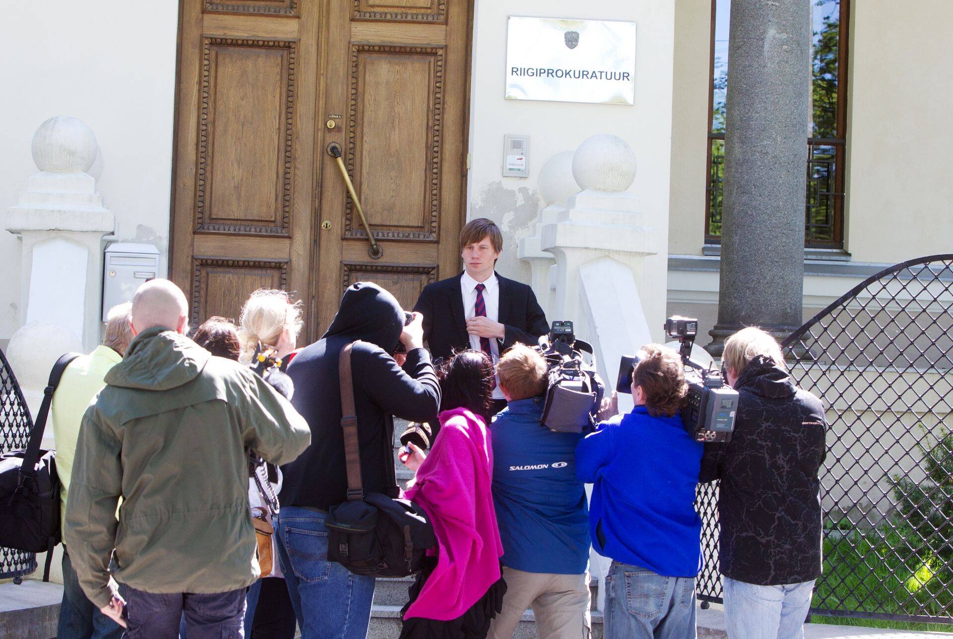 23. mai 2012. Silver Meikar käis riigiprokuratuuris tunnistusi andmas. Riigiprokuratuur algatas uurimise kontrollimaks Silver Meikari arvamusartiklis välja toodud fakte, et Reformierakond on palunud partei liikmetel teha fiktiiviseid annetusi segase päritolu rahaga.