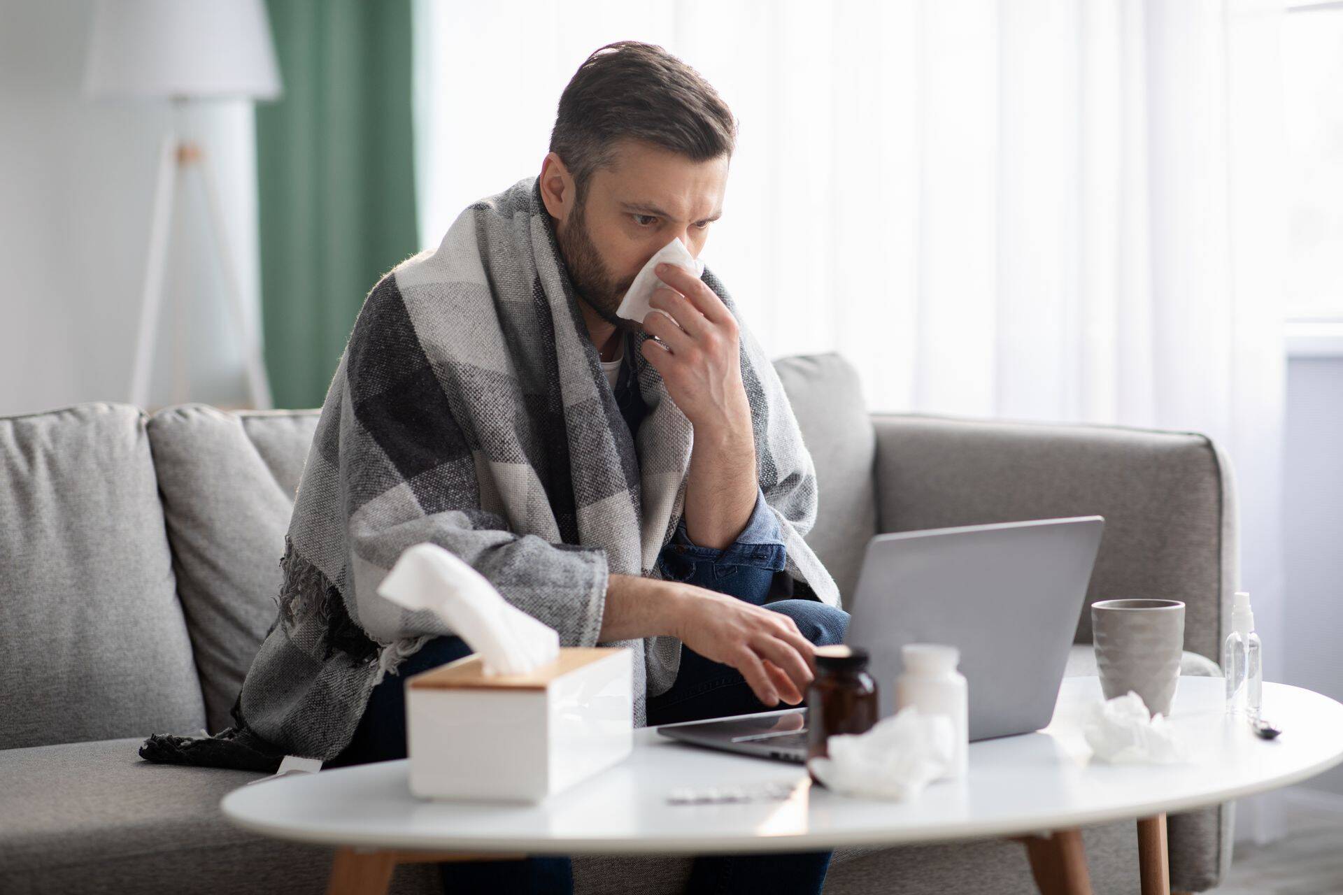 Часто сидящие "на больничном" люди реально выполняют работу в удалённом режиме. Например, руководят бизнесом с помощью интернета. А т.к. они реально работают, то обоснованно считают возможным получать полагающуюся им плату за труд. не отказываясь при этом от денег из Больничной кассы - больничный лист ведь имеется. Однако, если потери в заработке нет, то и компенсации по больничному быть не должно.