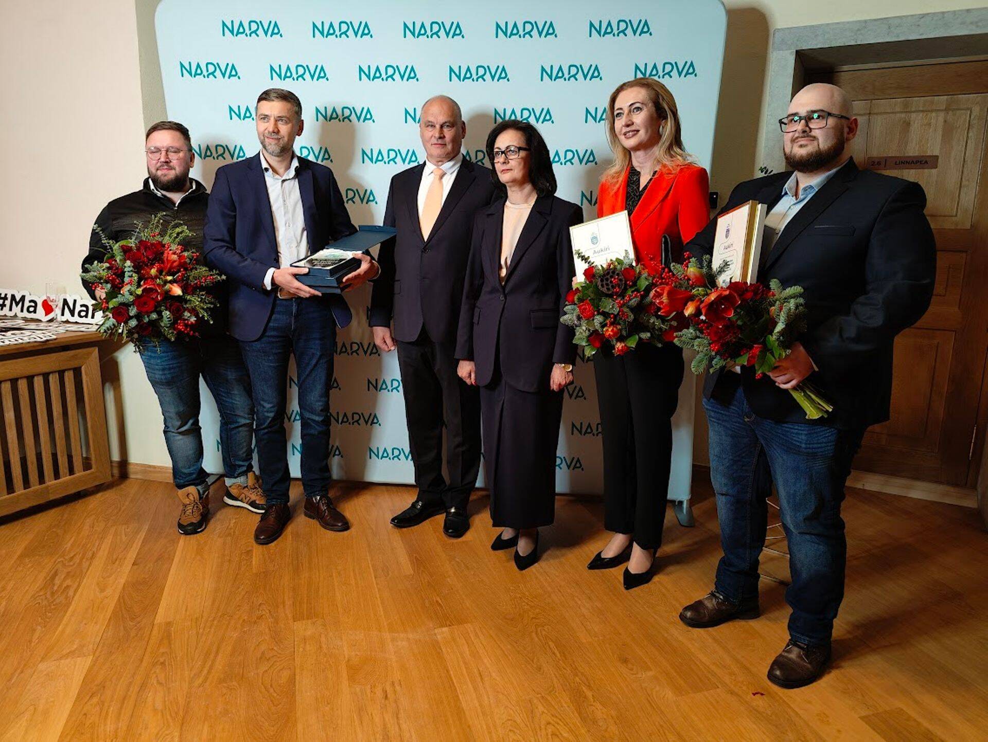 Руководители завода Fortaco Estonia получают поздравление от мэра и председателя горсобрания Нарвы.