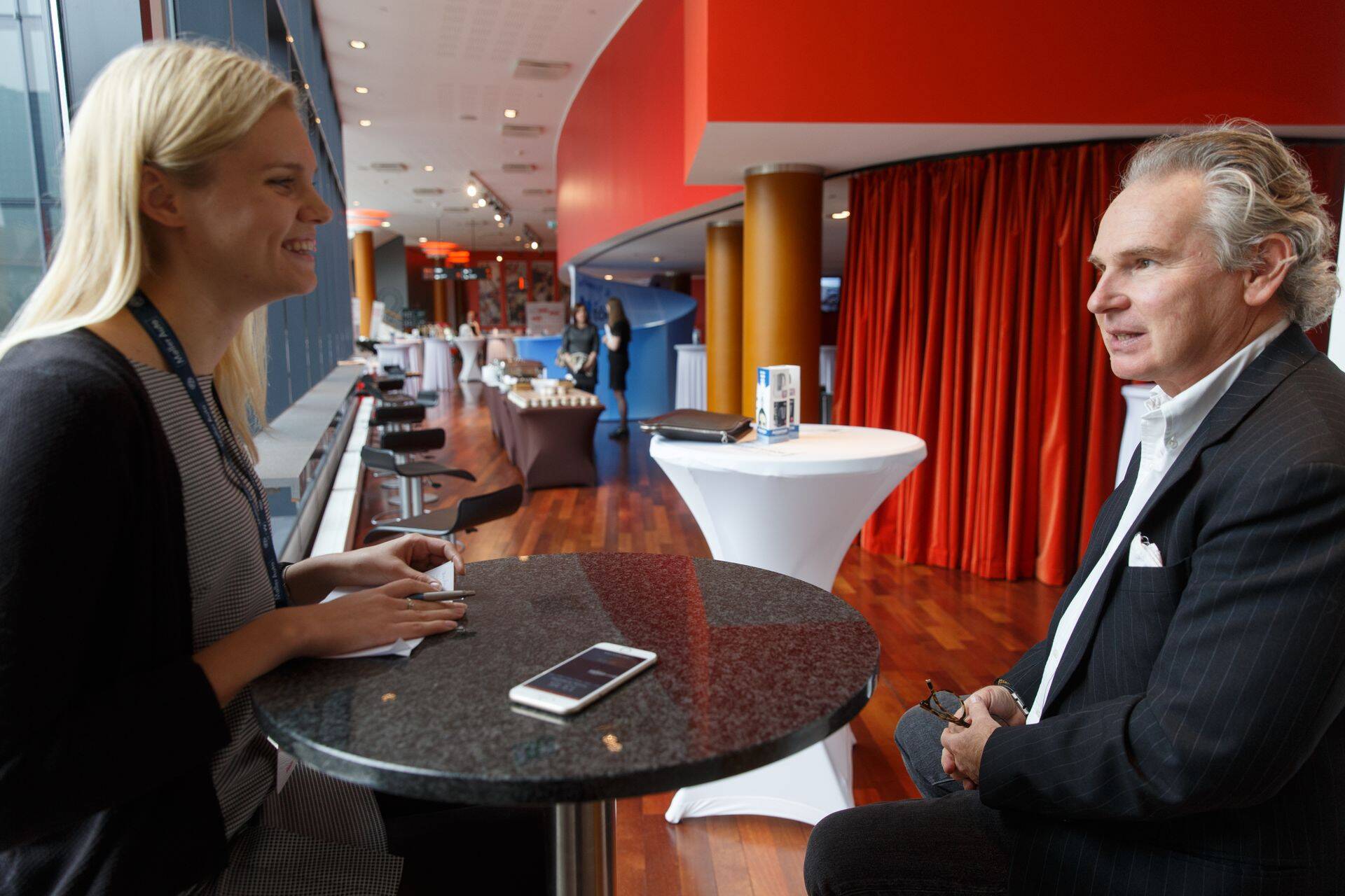 Aasta ajakirjanik Kristel Härma intervjueerimas Paul Oberschneiderit.