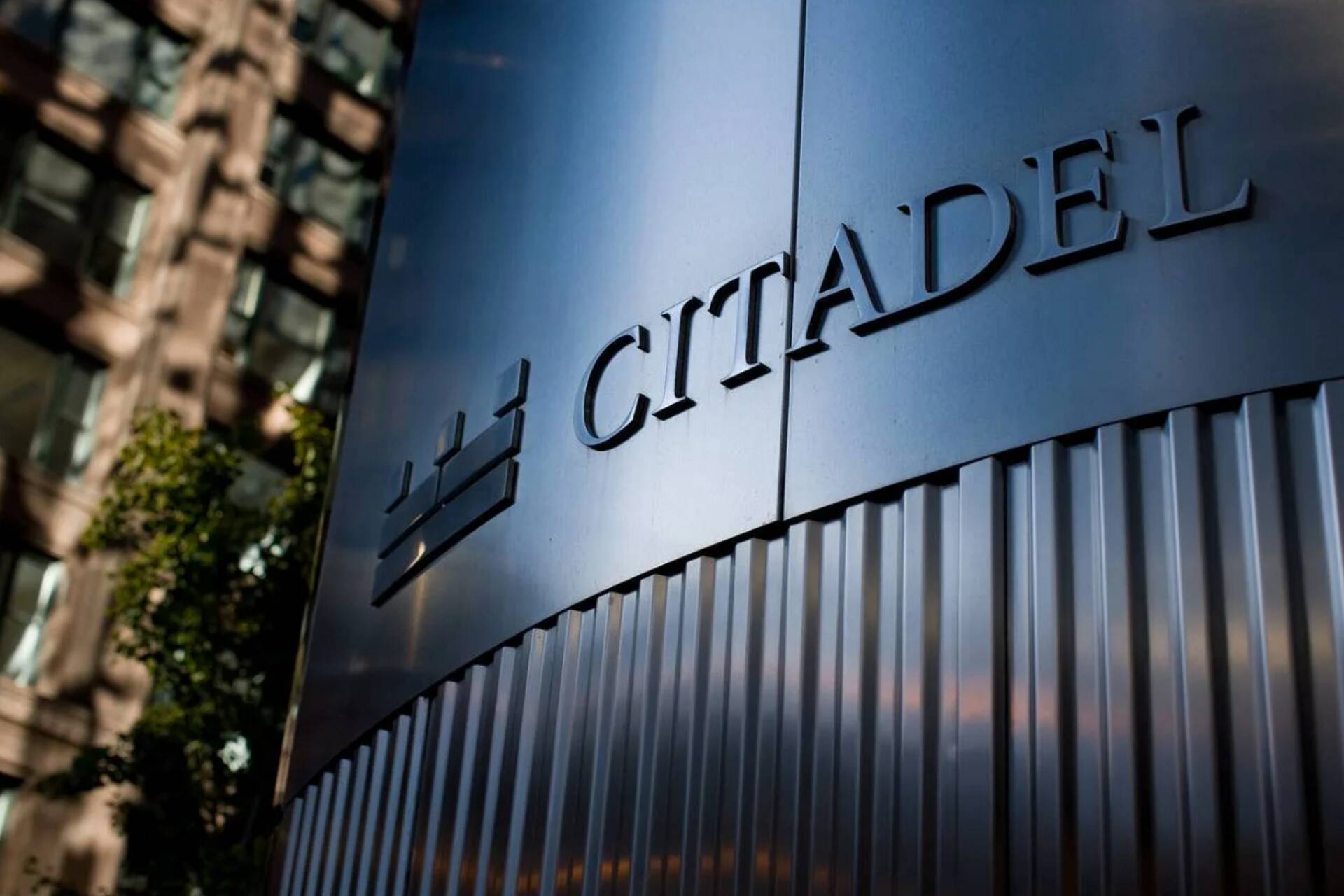 Riska fondi iegādājās finanšu akcijas banku satricinājuma laikā