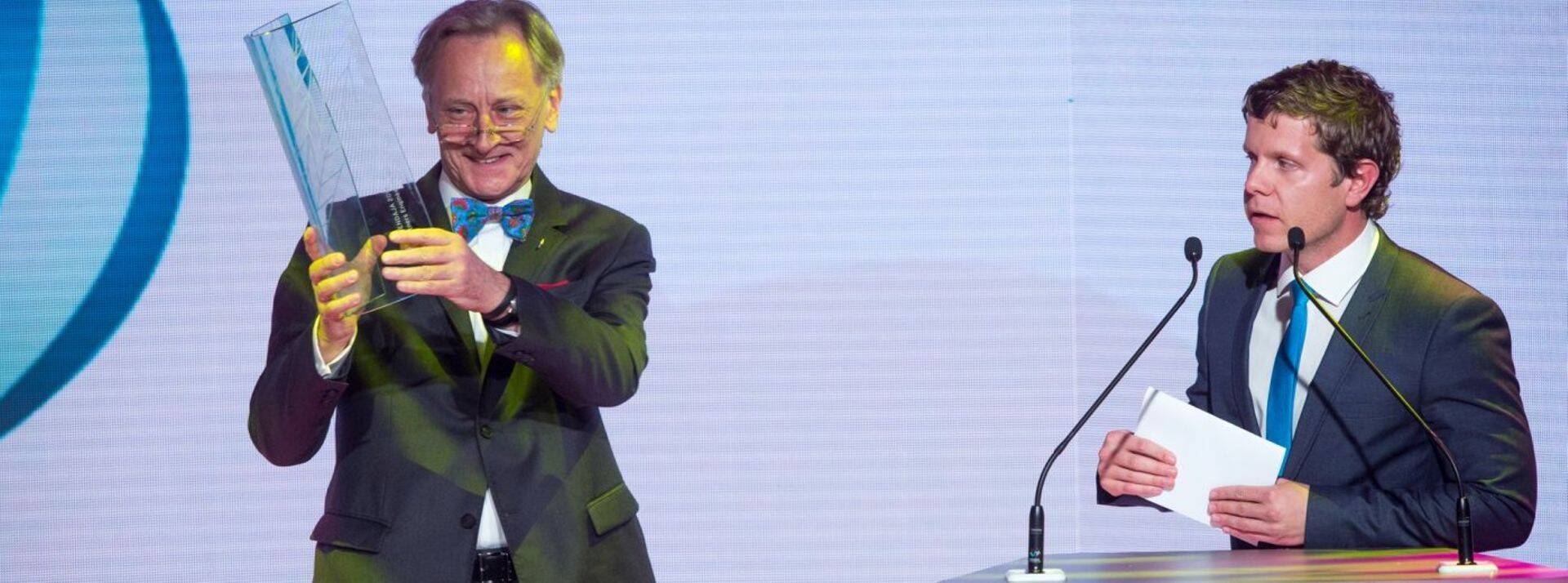 Мирослав Пеньковский получает награду EAS