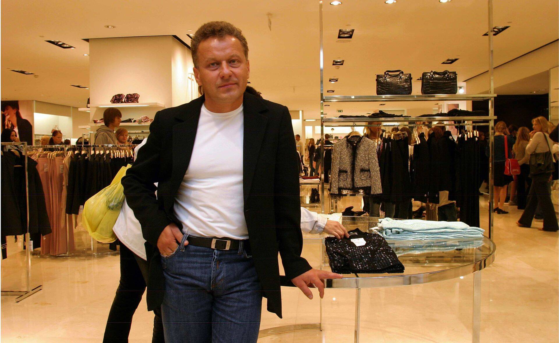 TLMPM04:RIMANTAS PERVENECKAS  : TALLINN, EESTI, 17AUG04Pildil on Apranga direktor Rimantas Perveneckas Viru Keskuses Zara poe ees.lt/ Foto LIIS TREIMANN/ POSTIMEES