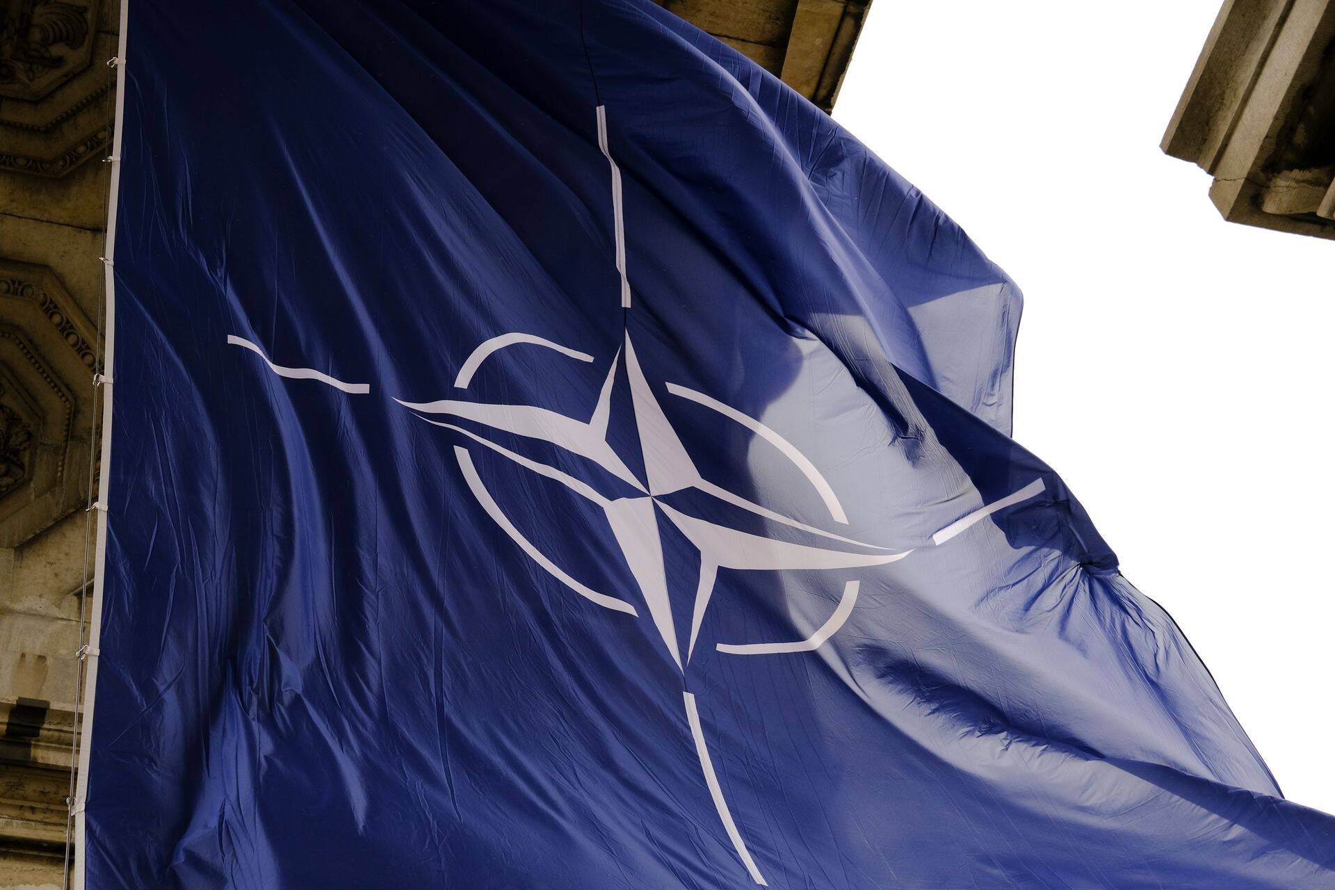 К заявлению о поддержке Украины присоединились главы государств Чехии, Эстонии, Латвии, Литвы, Северной Македонии, Черногории, Польши, Румынии и Словакии.
