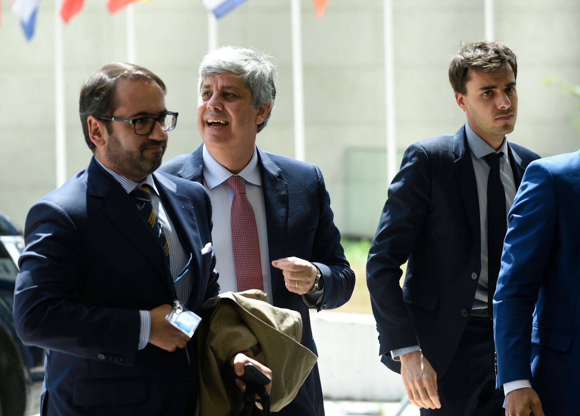 Portugali rahandusminister ja eurogrupi president Mario Centeno (keskel) teatas üksmeele saavutamisest euroala eelarve puhul.