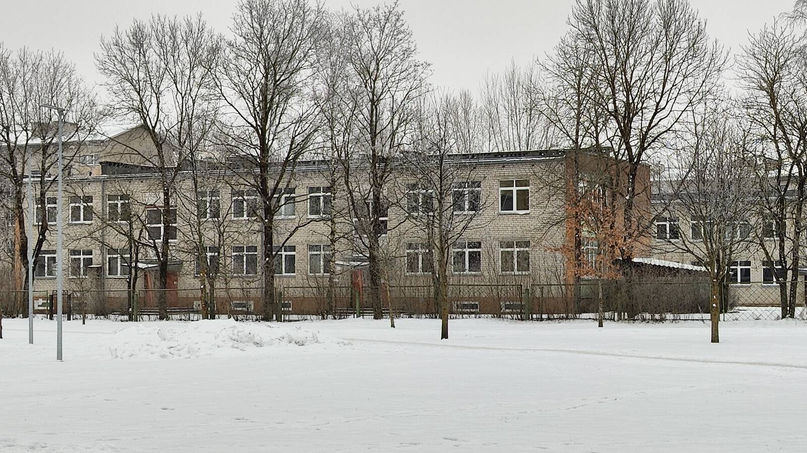 Здание закрытого детского сада из двух корпусов продается за четверть миллиона евро.