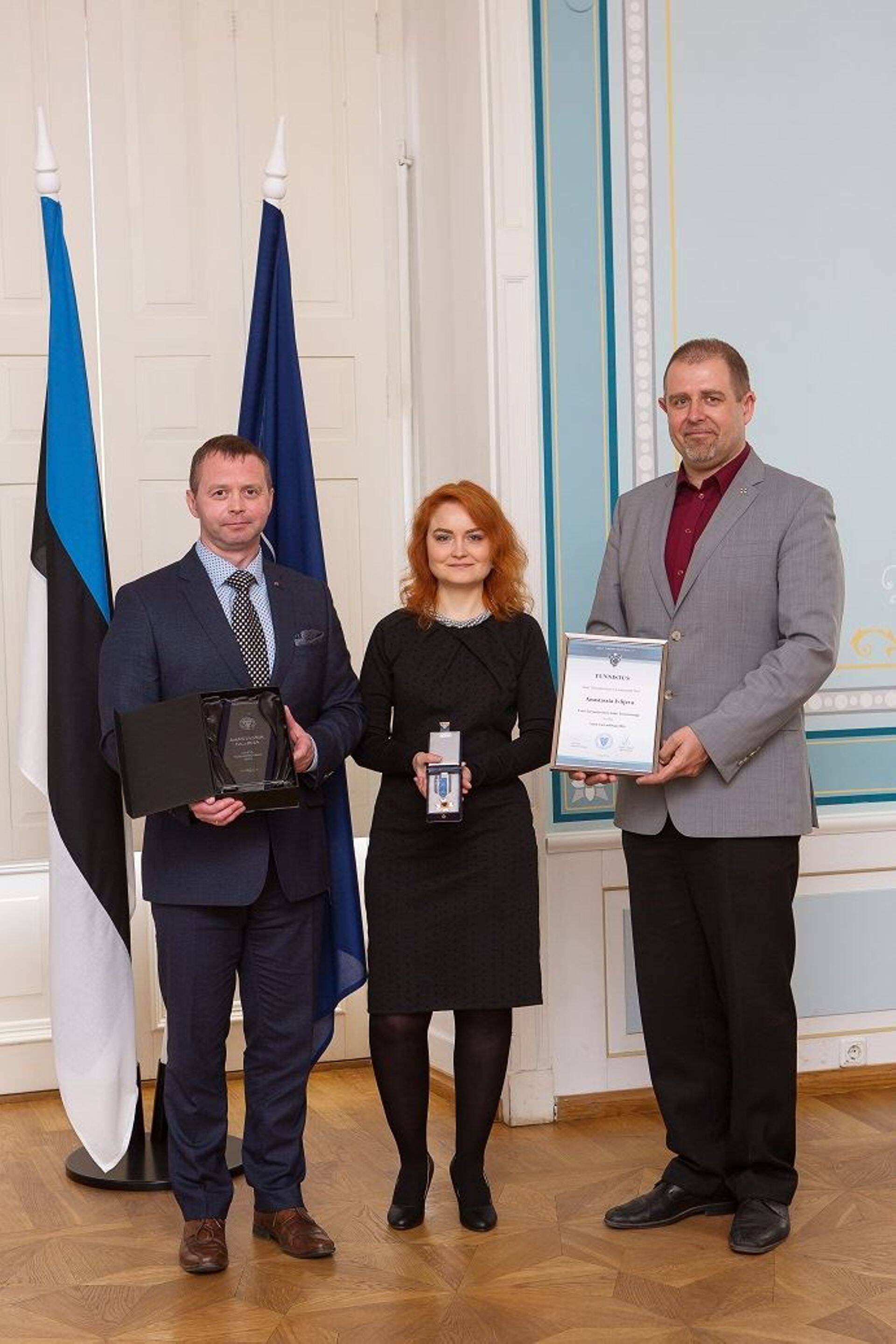 Aasta Turvatöötaja Anastassia Ivlijeva, kellest vasakul seisab ETEL juhatuse esimees Villu Õun ja paremal ETEL tegevjuht Andre Lilleleht.