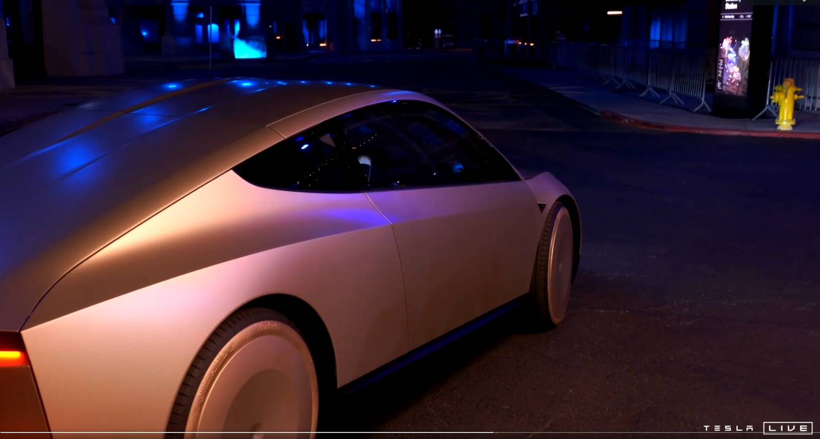 Роботакси Cybercab в студии Warner Bros. Кадр из рекламного видео Tesla.