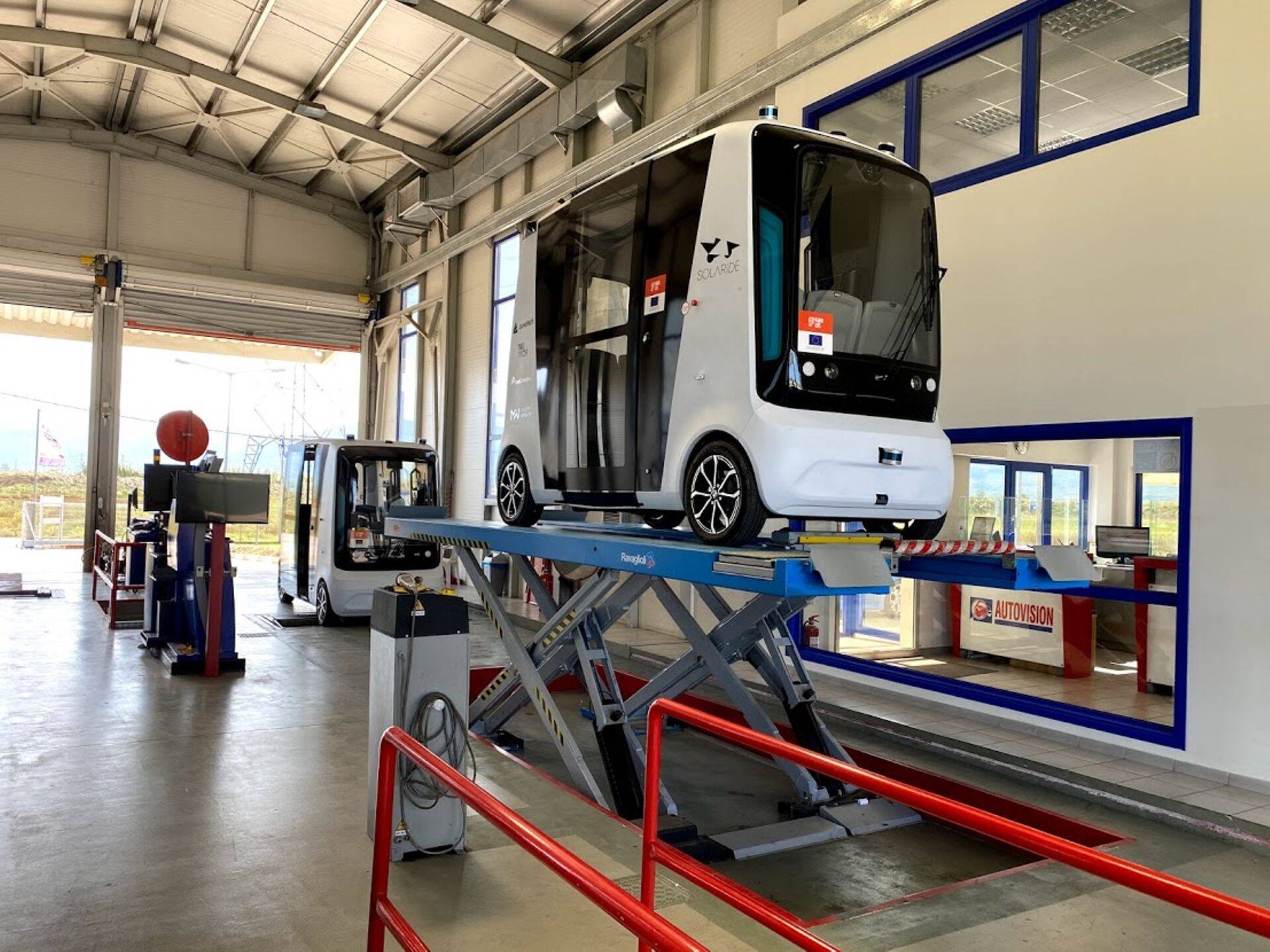 Iseauto isejuhtivad bussid alustavad Lamias ringi sõitmist.