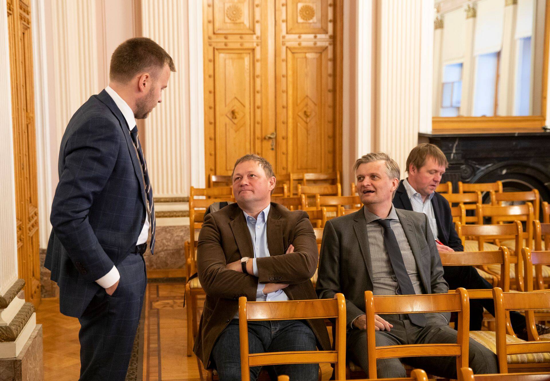 Teadusleppe arutelu meelitas muu hulgas kohale ka ASi Graanul Invest juhi Raul Kirjaneni, kes pildil vestleb ettevõtlusministri Rene Tammistiga.