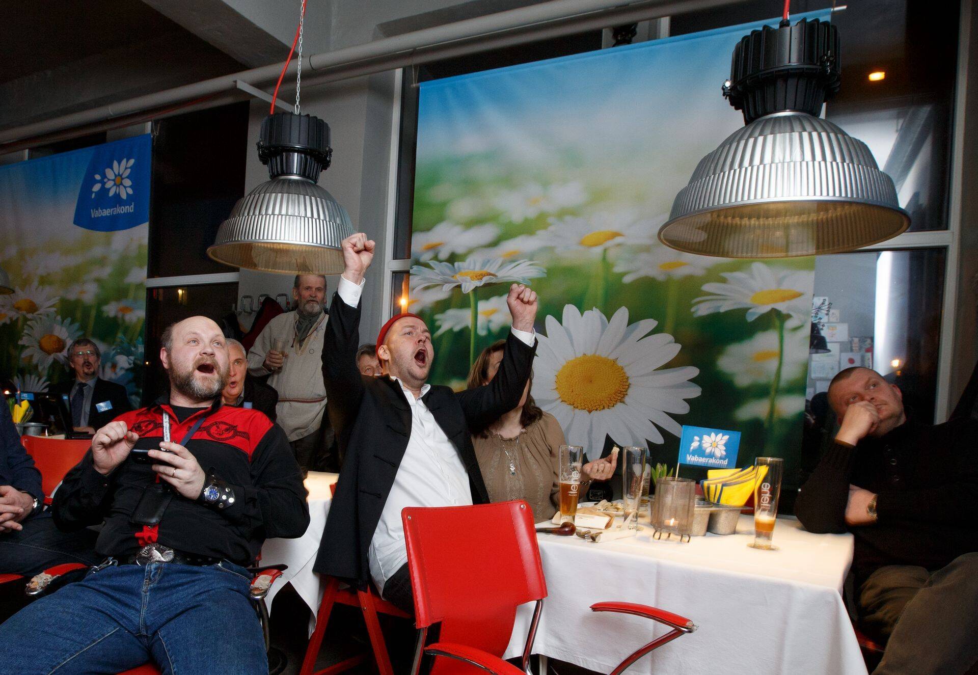 Valimispeol oli Vabaerakonna liikmetel põhjust rõõmustada, sest saavutati kaheksa kohta riigikogus. Pildil elab tulemuste selgumisele kaasa Artur Talvik (keskel).