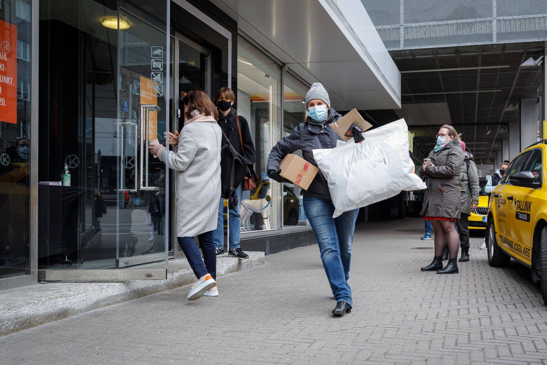 Tallinna Kaubamaja oli viiruse tõttu suletud ning toimus pakiväljastus