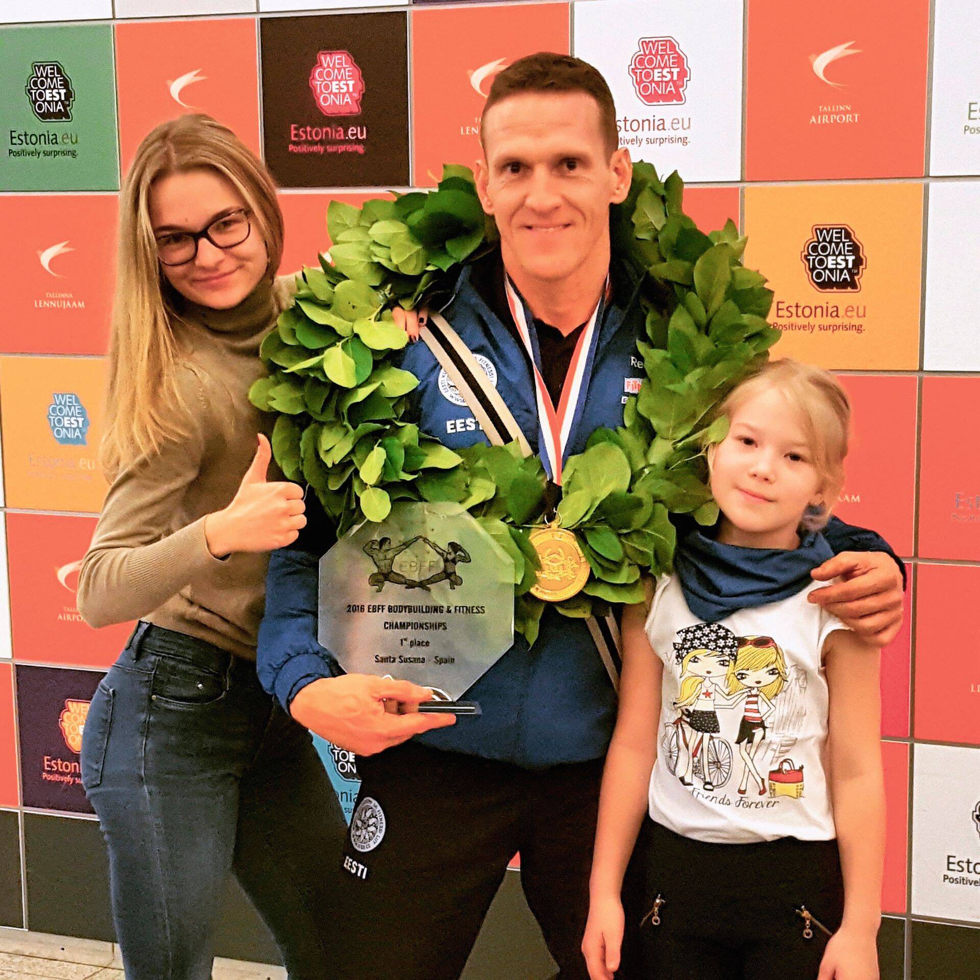 Ott Kiivikas tütarde Christin Amani ja Emiliaga pärast Euroopa Meistrivõistluste võitu.
