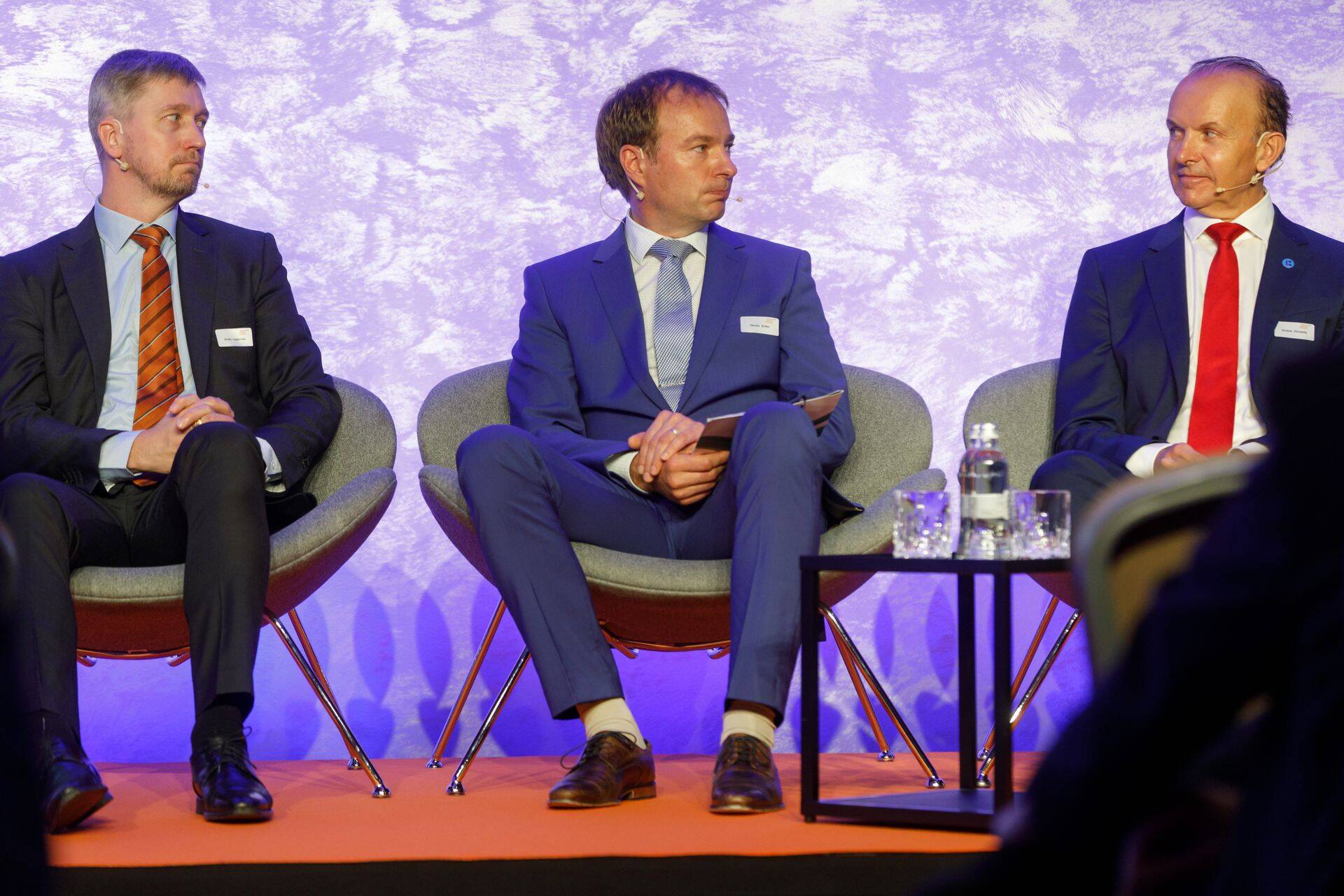 Energiapaneelil osalesid Alexela asepresident Marti Hääl, ettevõtja Andres Sõnajalg (paremal), Tallinna Tehnikaülikooli professor Jarek Kurnitski, Eesti Energia juht Hando Sutter (keskel) ning majandus- ja kommunikatsiooniministeeriumi energeetika asekantsler Ando Leppiman (vasakul). Sõnajalad on Eesti Energiaga pikalt vaenujalal olnud.