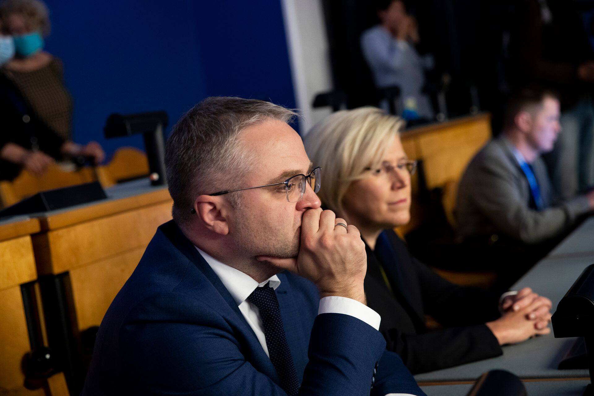Riigikontrolör Janar Holm esiplaanil.