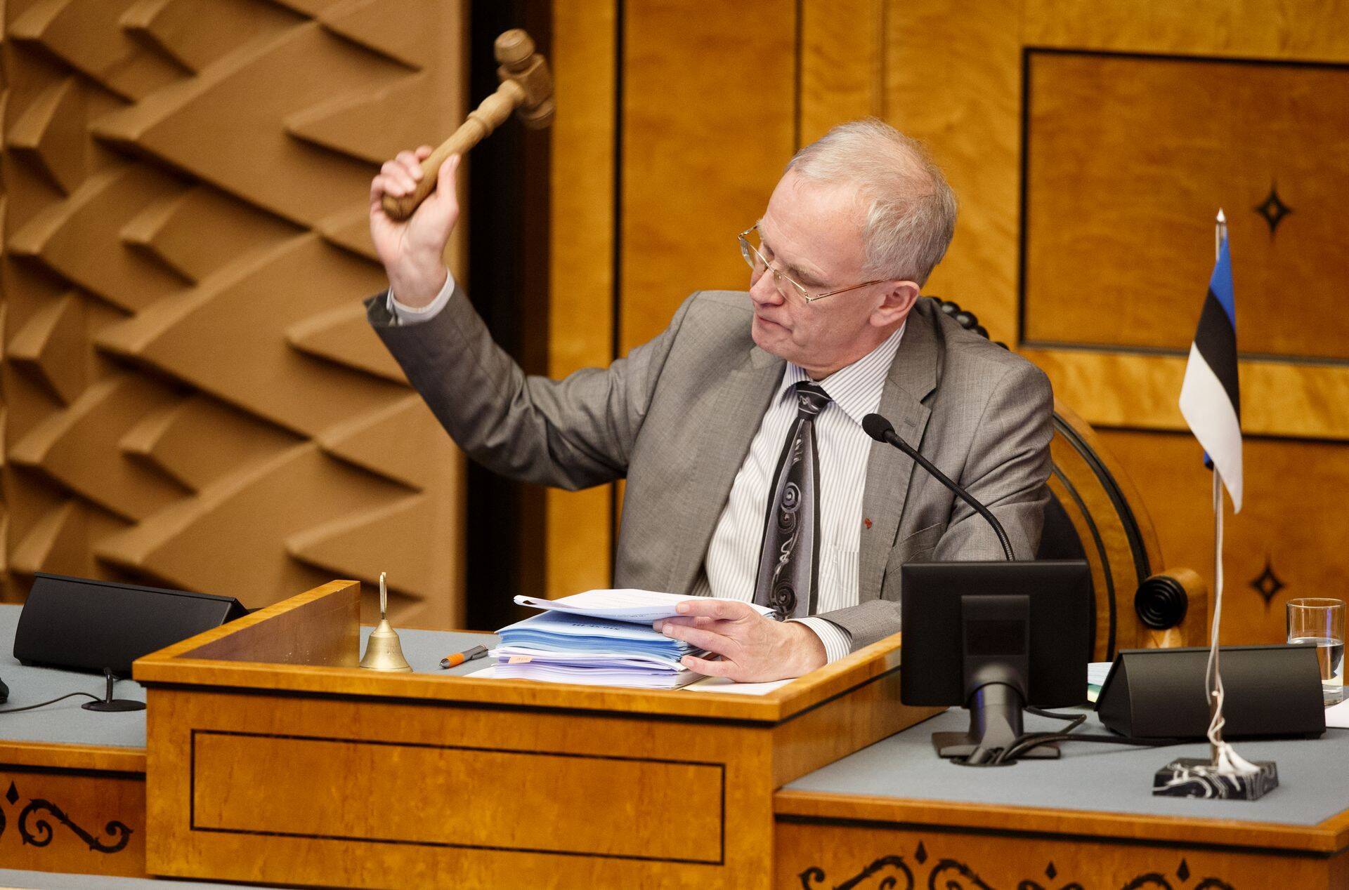 Ühena paljudest haamrihoopidest tähistas üks nn apteekide seaduse vastuvõtmist.