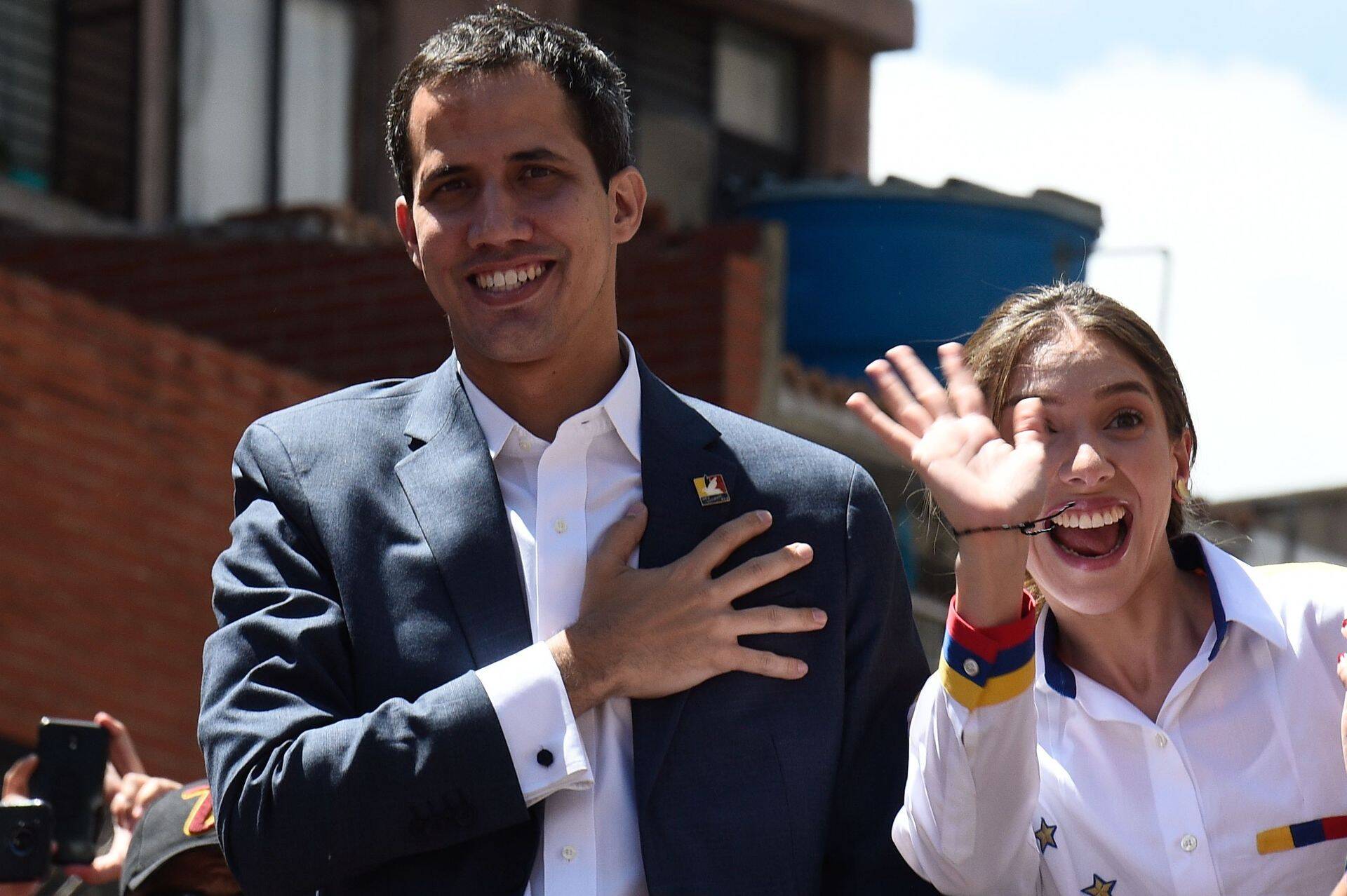 Venezuela opositsiooni liider ning end presidendiks kuulutanud Juan Guaidó (vasakul). Venezuelalased loodavad, et Guaidó aitab riigil kriisist väljuda.