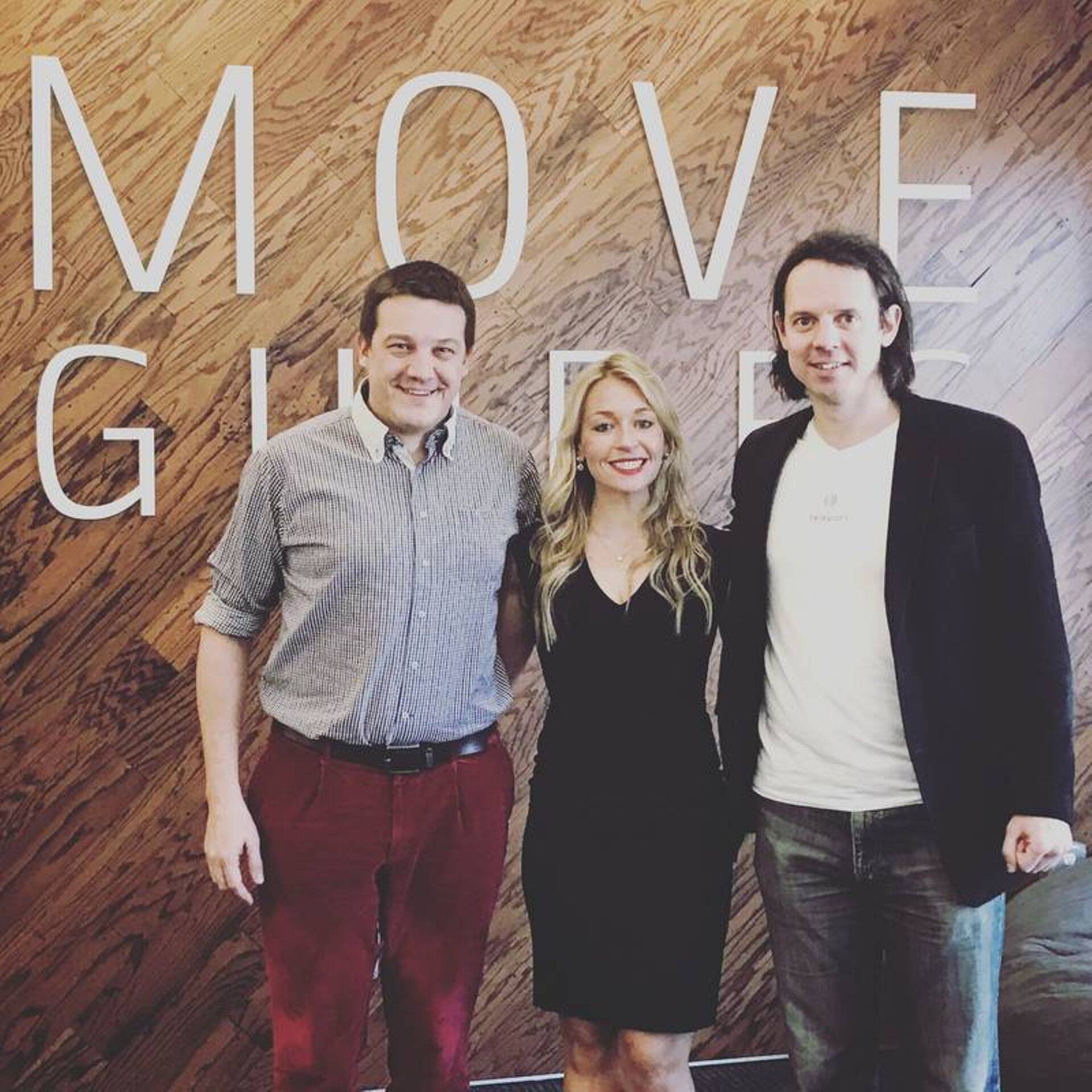 Tehingu asjaosalised pildil: MOVE Guidesi juht ja asutaja Brynne Kennedy Teleporti kaasasutajate Sten Tamkivi ja Silver Keskküla vahel