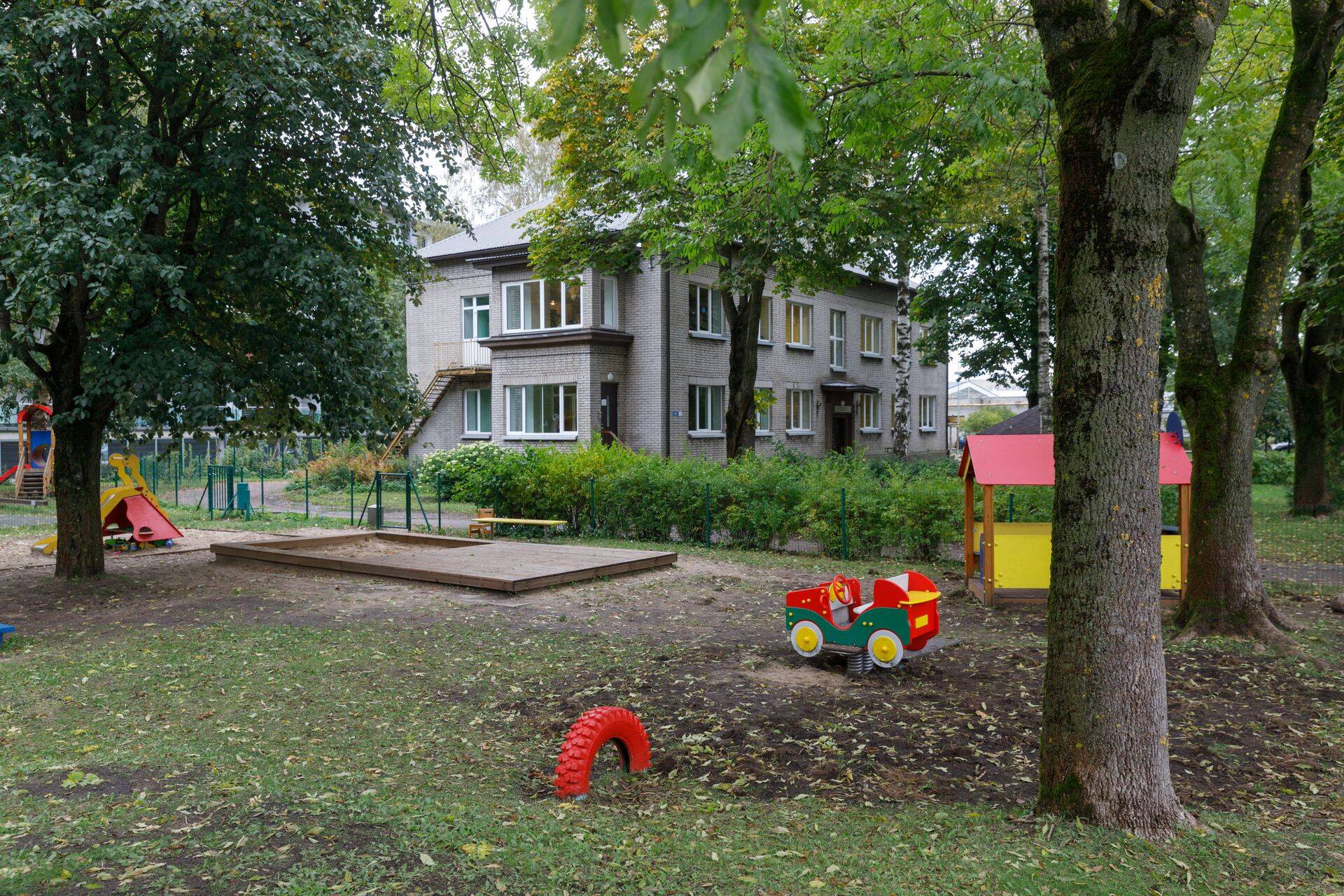 Südamekese lasteaed jäi päevapealt ilma toitlustajast. Vaid ühe päevaga pidi südamekese lasteaed leidma uue toitlustaja 200 lapsele. Südamekese lasteaia direktor Margit Hiiet tõdes, et kerge ülesanne see ei olnud: "Eks see ikka segab, et ühe päevaga on vaja leida toitlustaja 200 lapsele".