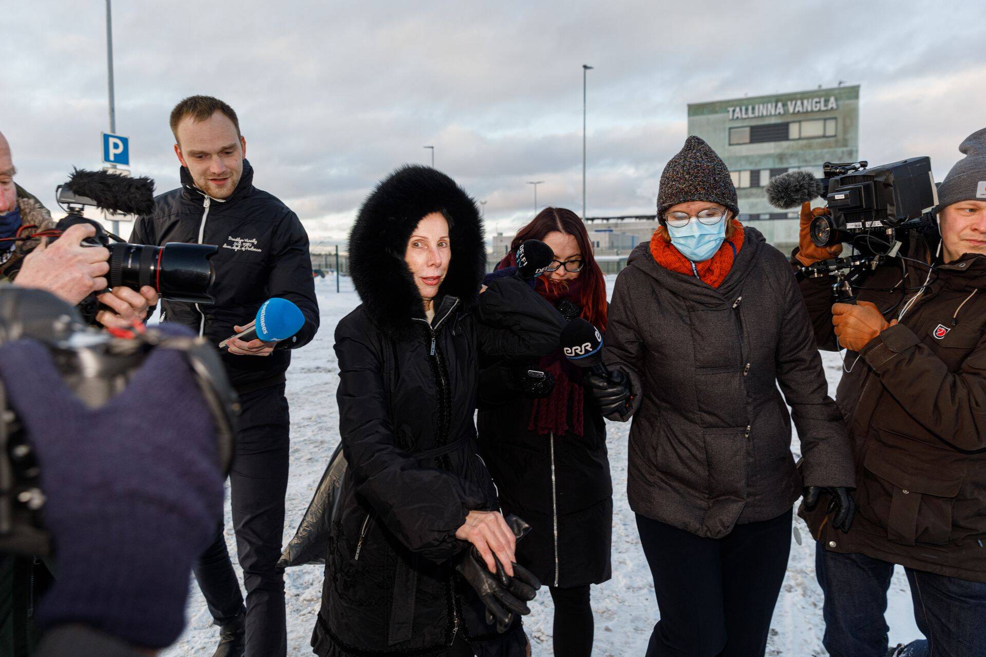 Ringkonnakohus otsustas, et korruptsioonikuritegudes kahtlustatavatena kinni peetud Kersti Kracht ja Hillar Teder pääsevad vahi alt. Kracht sai välja 16. veebruaril, Teder peab natuke veel ootama. Krachtil oli vastas advokaat Oliver Nääs.