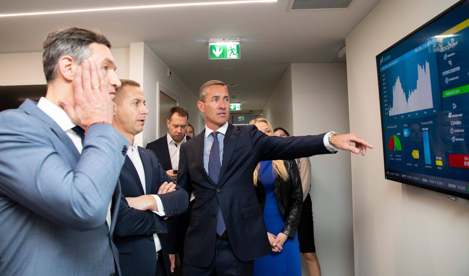 Esimene ekraanile ilmunud Coop Panga aktsia hind oli 1,01 eurot, ehk emissiooni hinnast 12% madalamal. Pildil alates vasakult juhatuse liige Hans Pajoma, juhatuse esimees Margus Rink ja Nasdaq Tallinna juht Kaarel Ots.