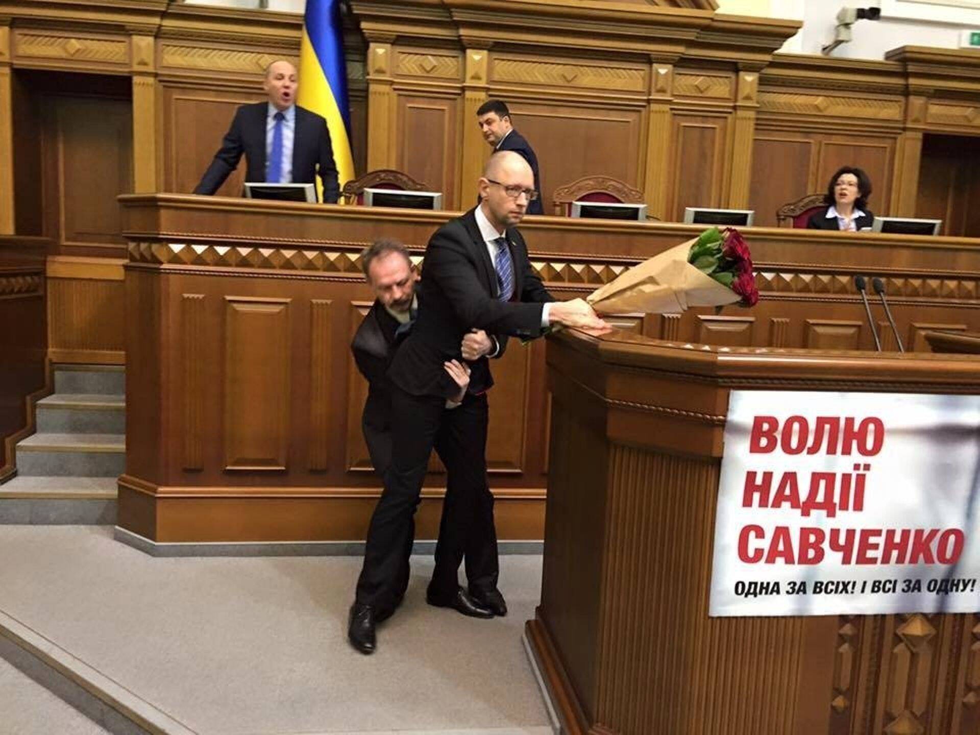 На фото - висящий в воздухе Яценюк