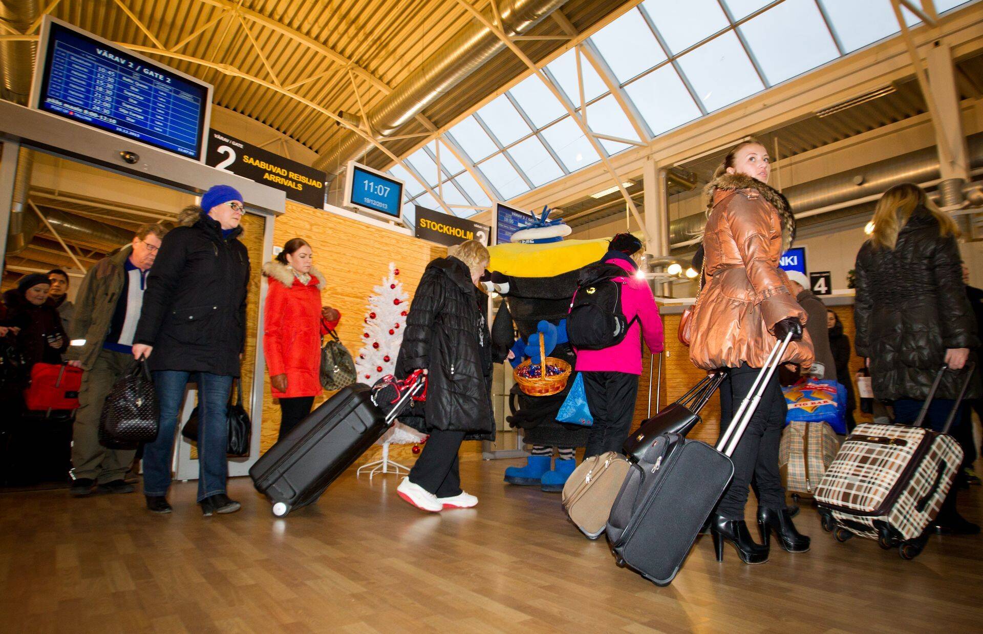 Reisijad Tallinna sadamas.