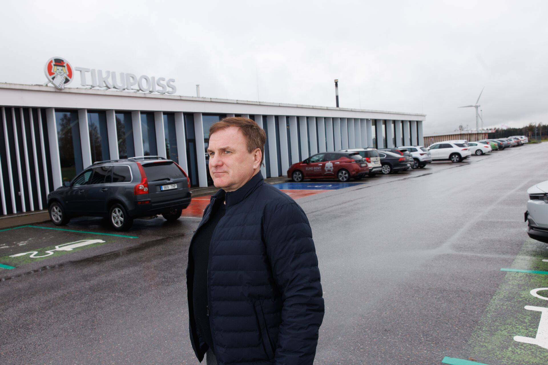 Tikupoisi restorani asutaja Urmas Johanson müüb frantsiisi alusel samas majas tegutsevas Alexela tanklas peatujatele mootorikütust ning kohapeal päikesepaneelide ja tuuliku abil toodetud elektrit. Tulevikus loodab ta ülejäävast elektrist toota vesinikku ning ka seda soovijatele müüma hakata.