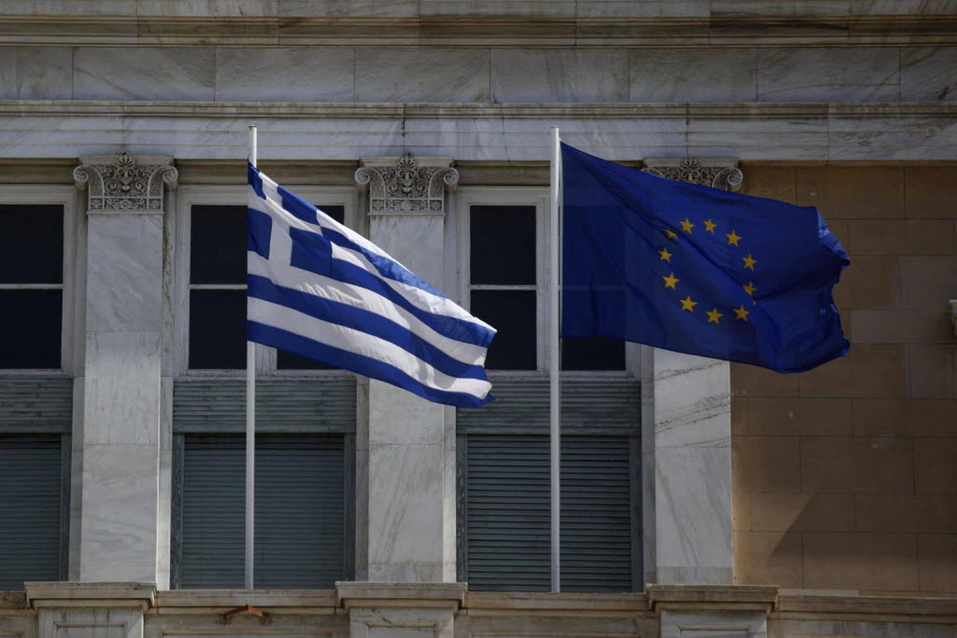 Kreeka ja Euroopa Liidu lipud.
